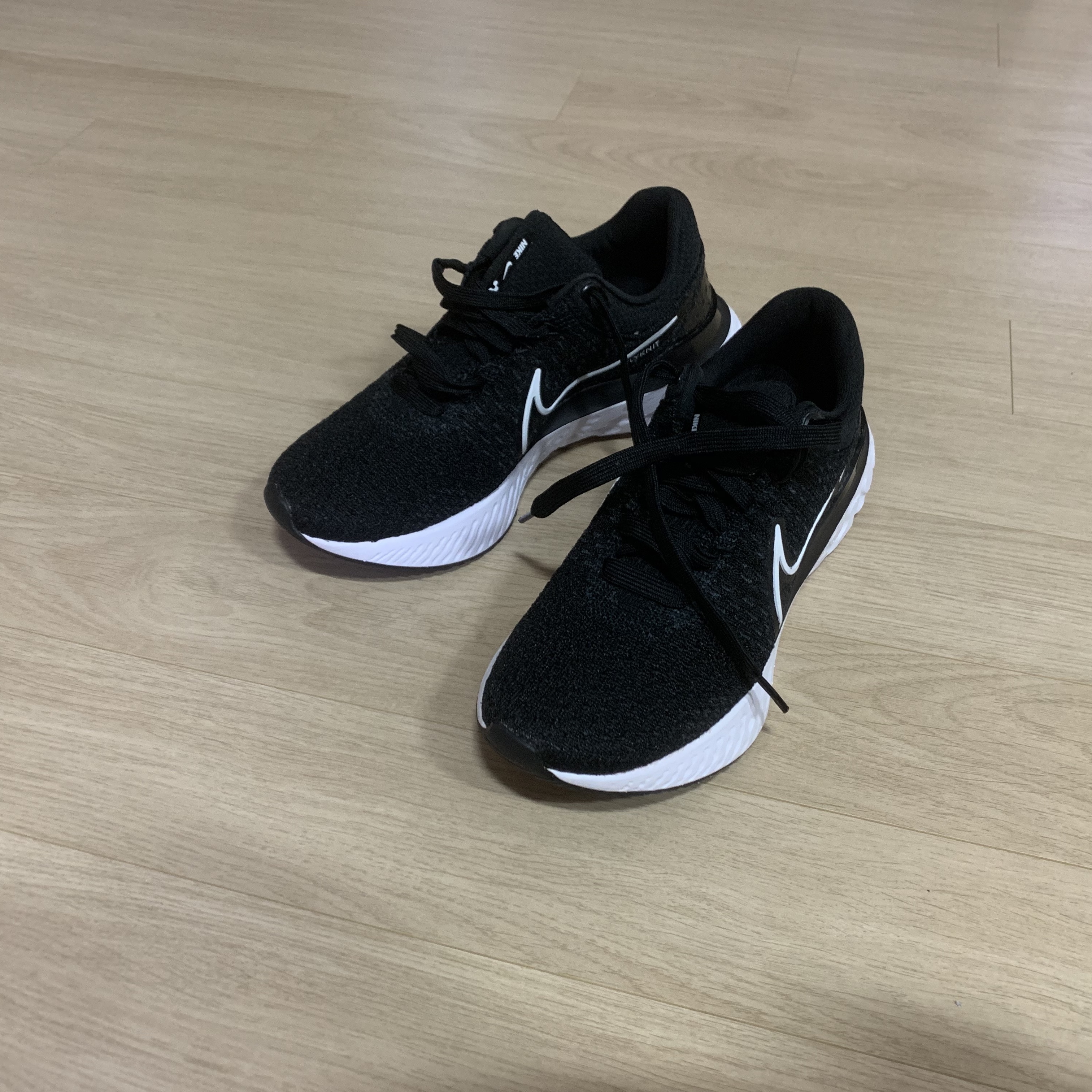 (W) Nike React Infinity Run Flyknit 3 Black White 착용 스타일 - 1