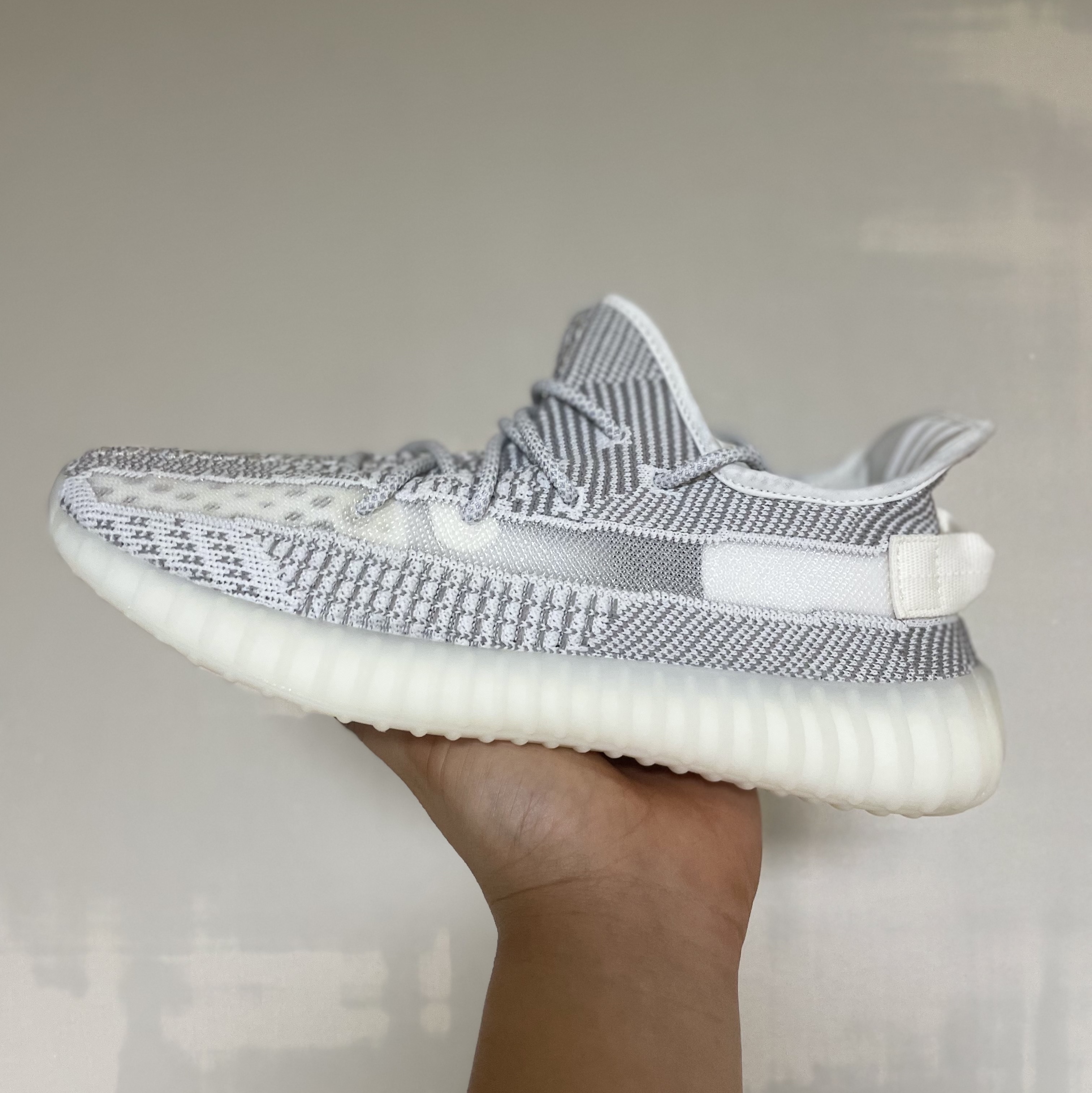 Adidas Yeezy Boost 350 V2 Static 2023 착용 스타일 - 1