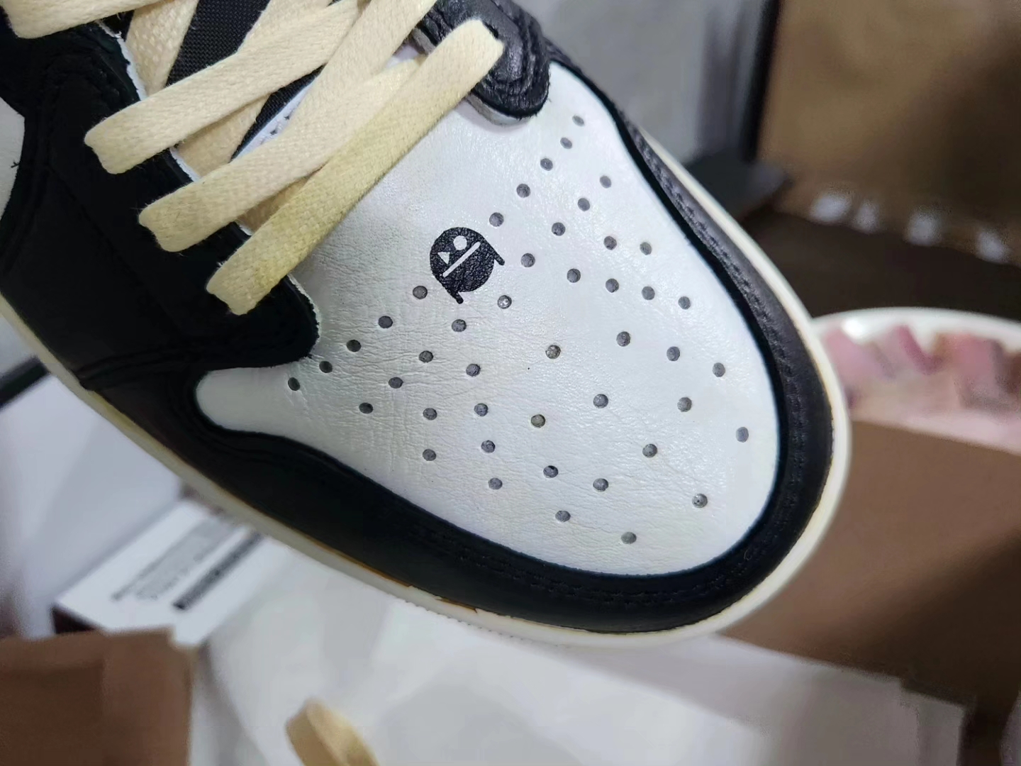 Jordan 1 Retro Low OG Black Toe 착용 스타일 - 2