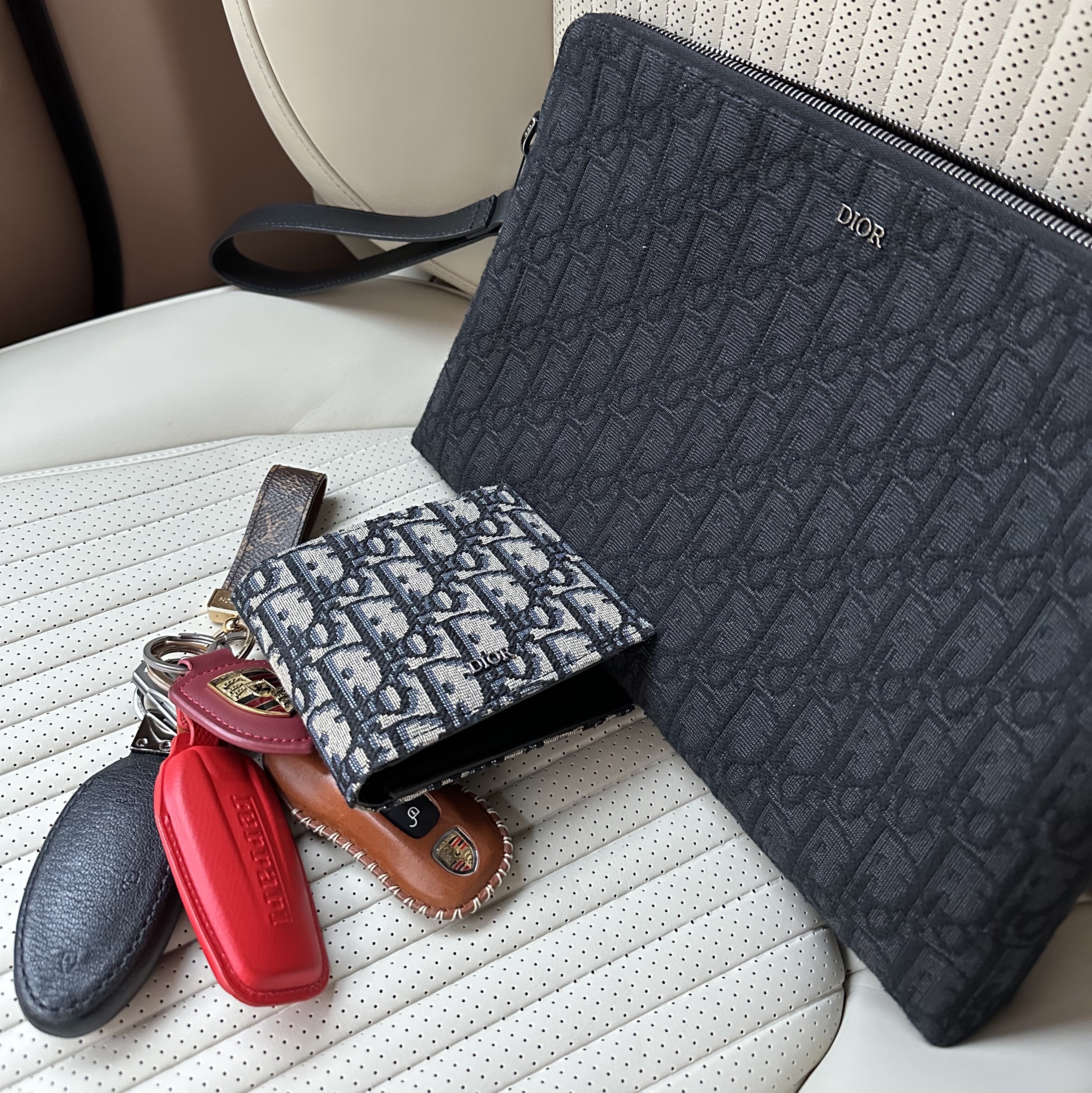 Dior Compact Wallet Beige & Black Dior Oblique Jacquard 착용 스타일