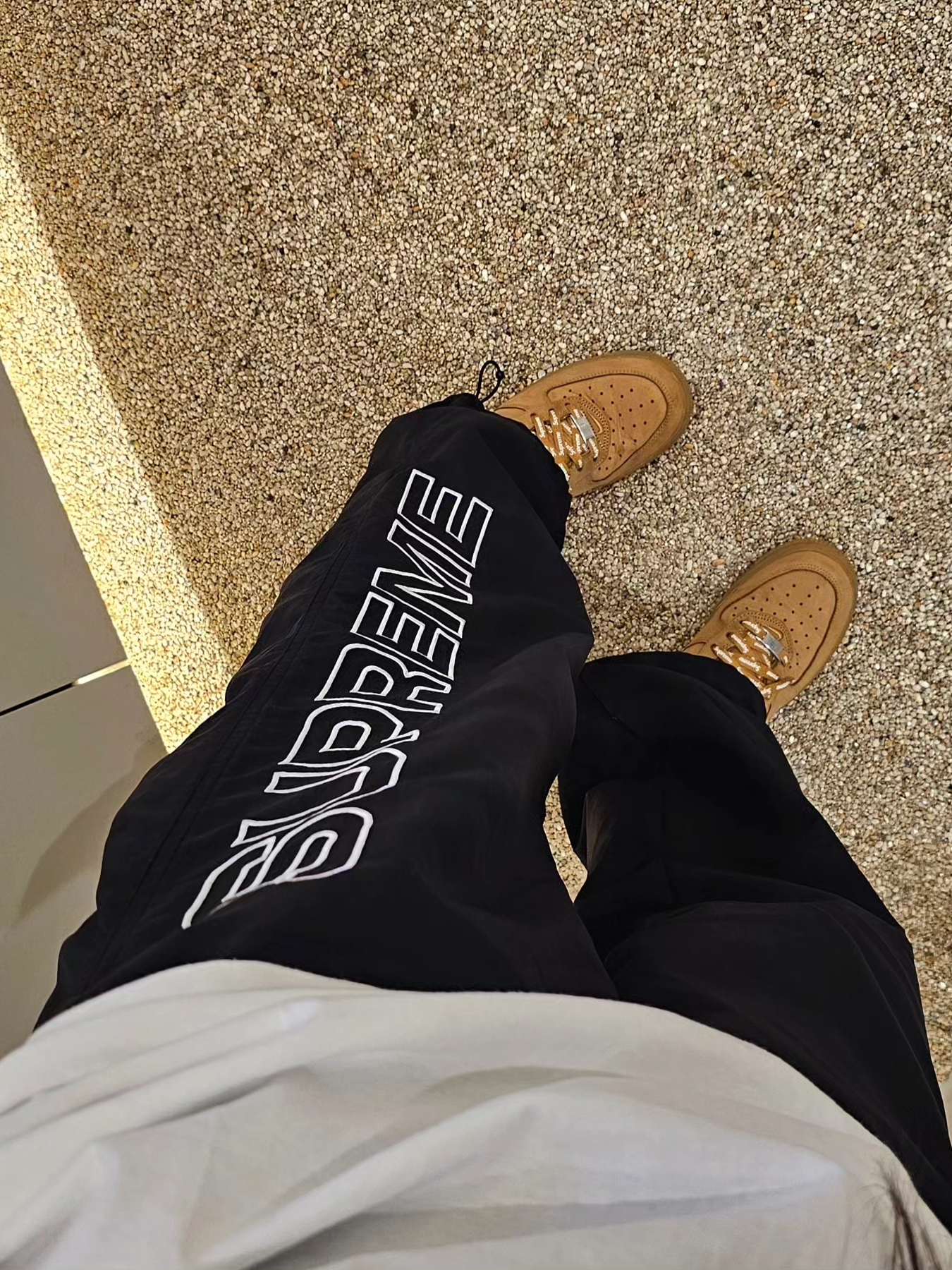 Nike x Supreme Air Force 1 Low Flax, Supreme Seoul Box Logo T-Shirt White - 23FW 착용 스타일 - 4