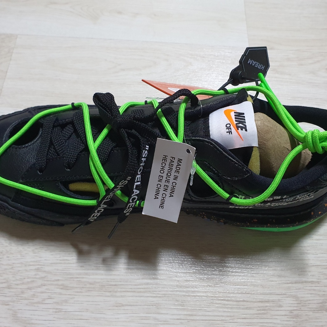 Nike x Off-White Blazer Low '77 Black and Electro Green 착용 스타일 - 3
