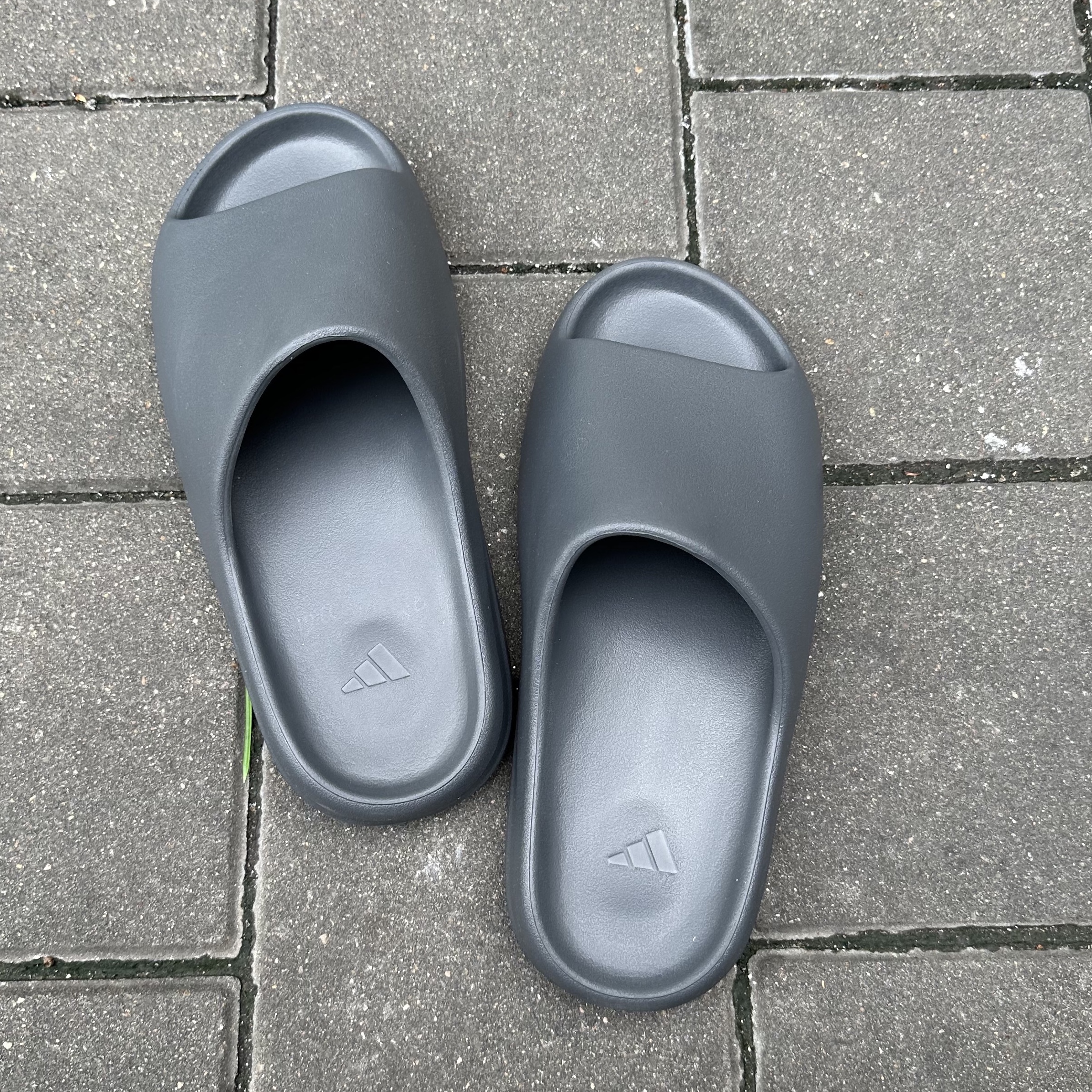 Adidas Yeezy Slide Slate Grey 착용 스타일