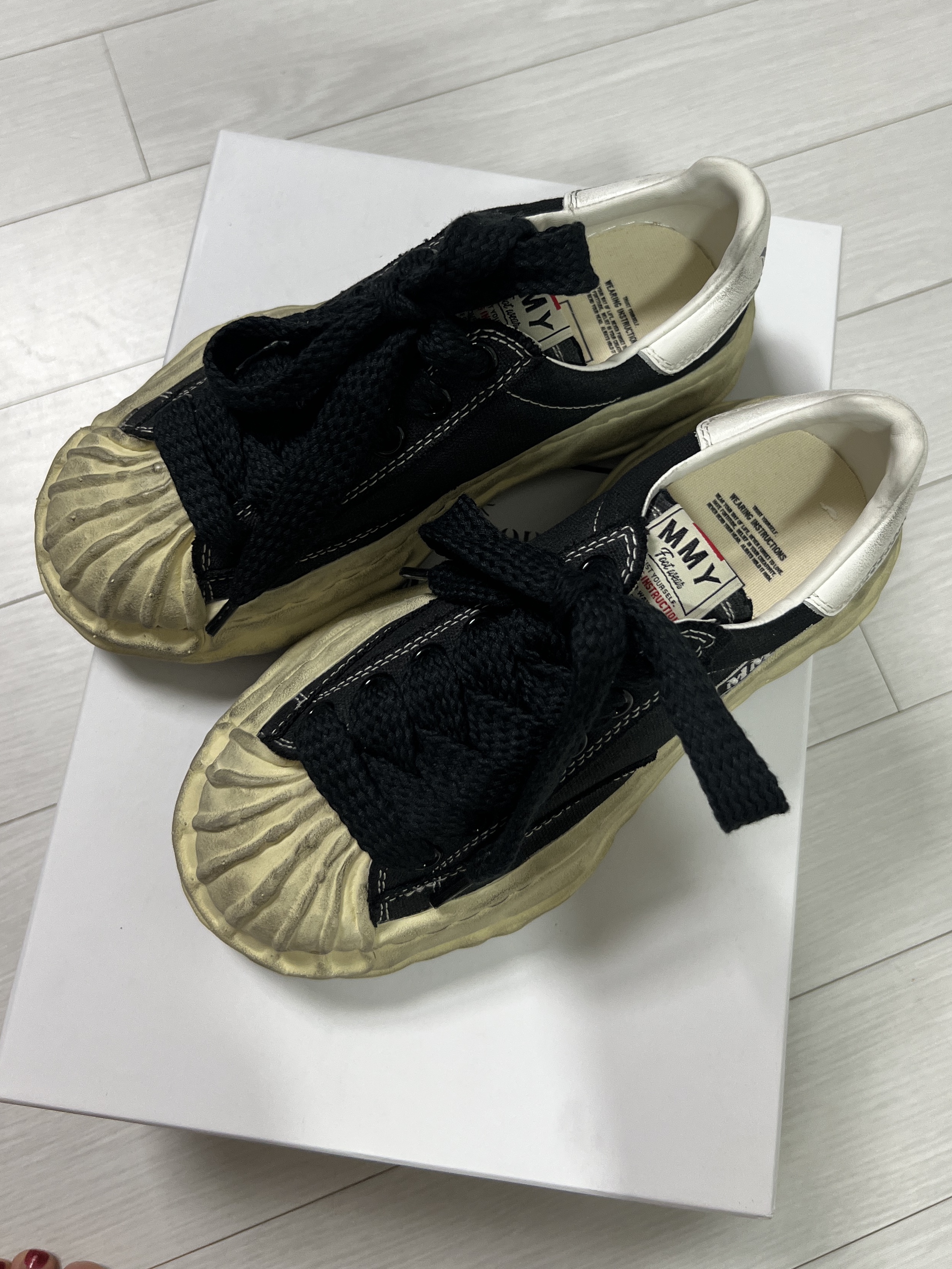 Maison Mihara Yasuhiro Blakey OG Sole Distressed Canvas Low-top Sneakers Black 착용 스타일 - 3