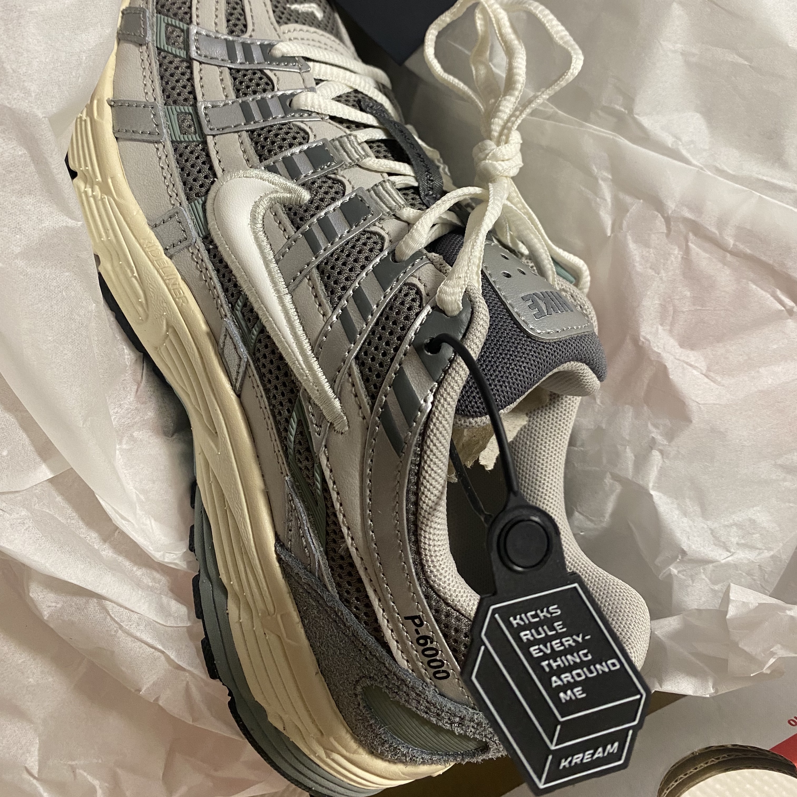 Nike P-6000 Flat Pewter Light Iron Ore 착용 스타일