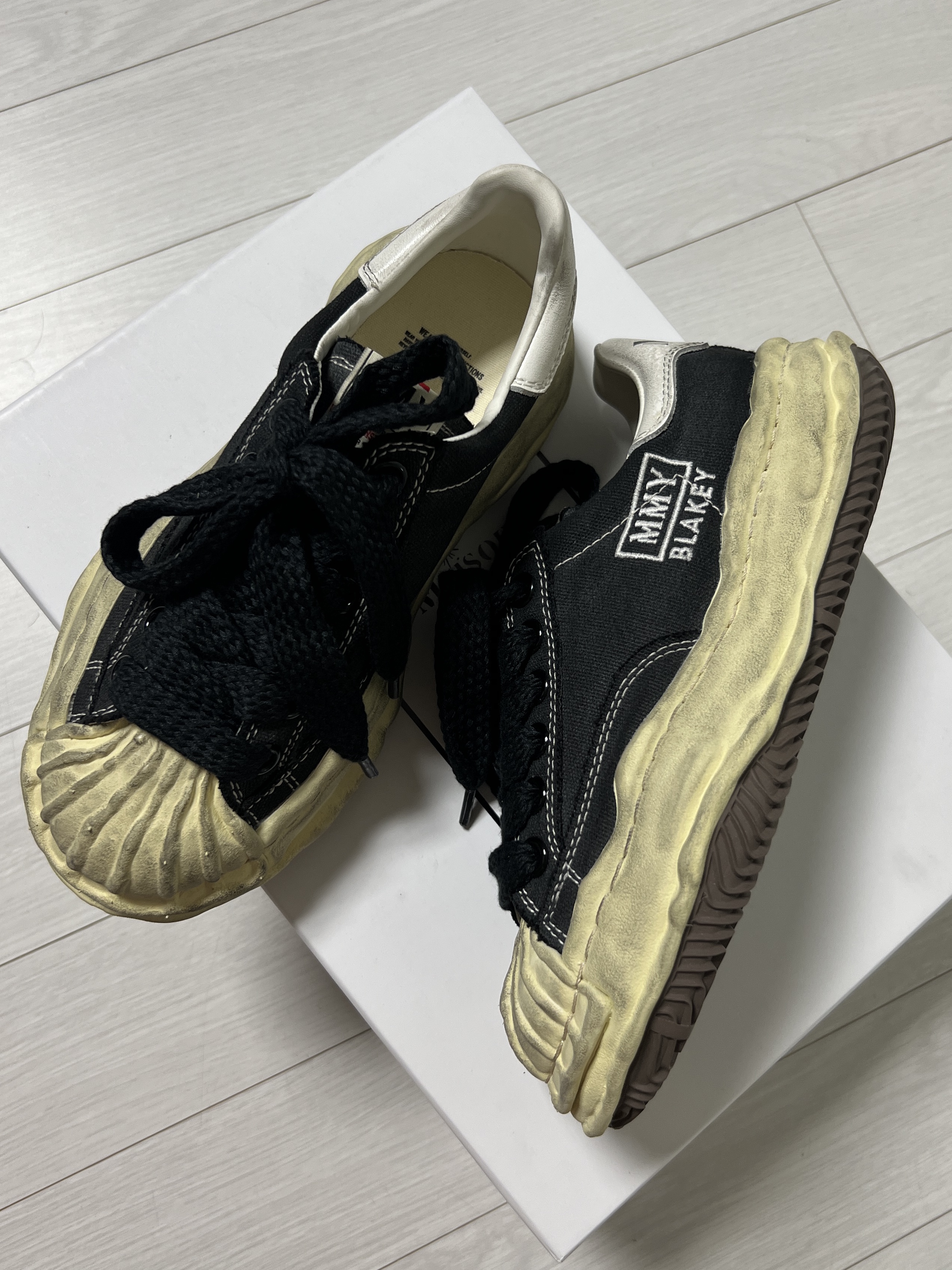 Maison Mihara Yasuhiro Blakey OG Sole Distressed Canvas Low-top Sneakers Black 착용 스타일 - 4