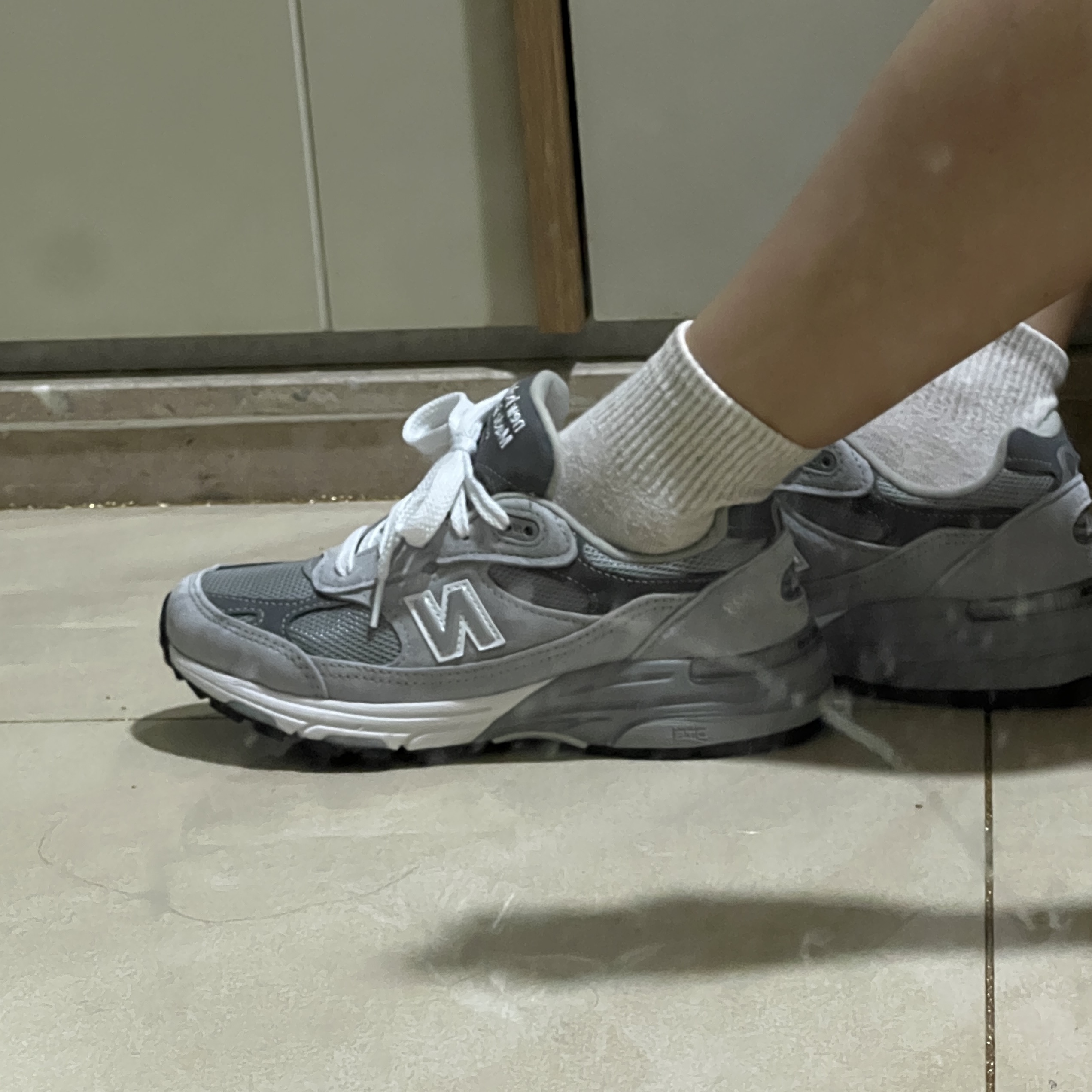(W) New Balance 993 Made in USA Grey - B Standard 착용 스타일 - 2