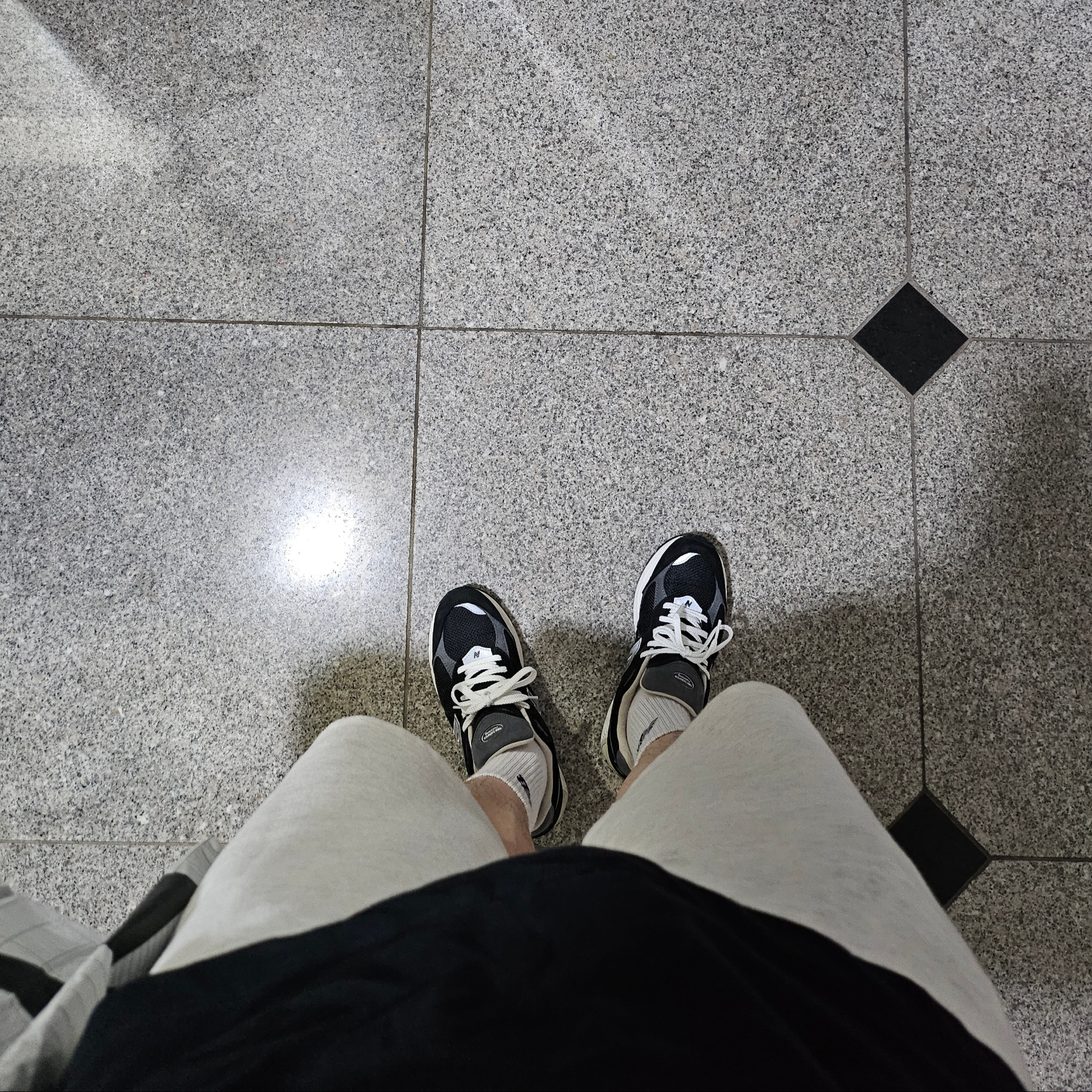 New Balance 2002R Premium Vintage Black 착용 스타일