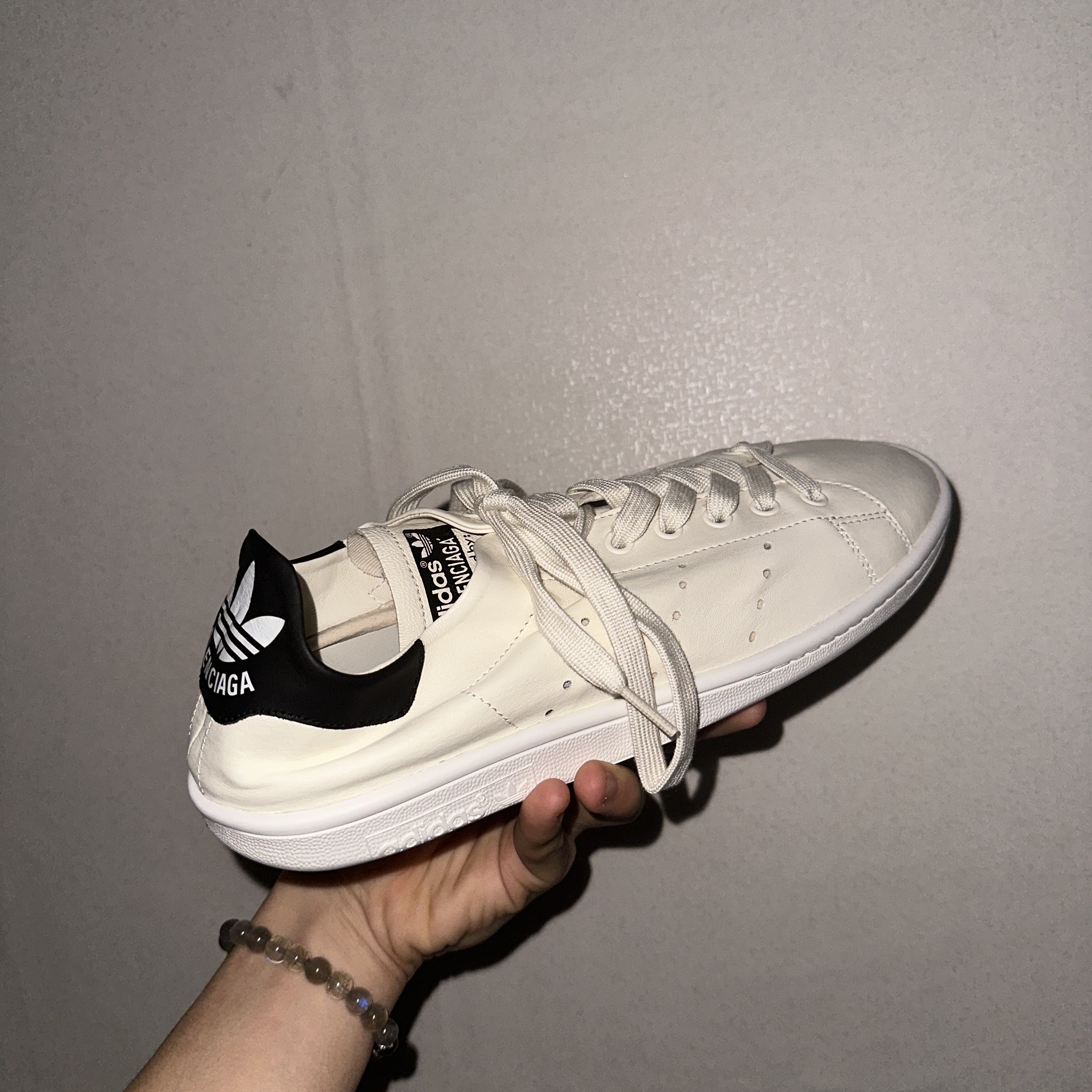 Balenciaga x Adidas Stan Smith Off White 착용 스타일 - 1