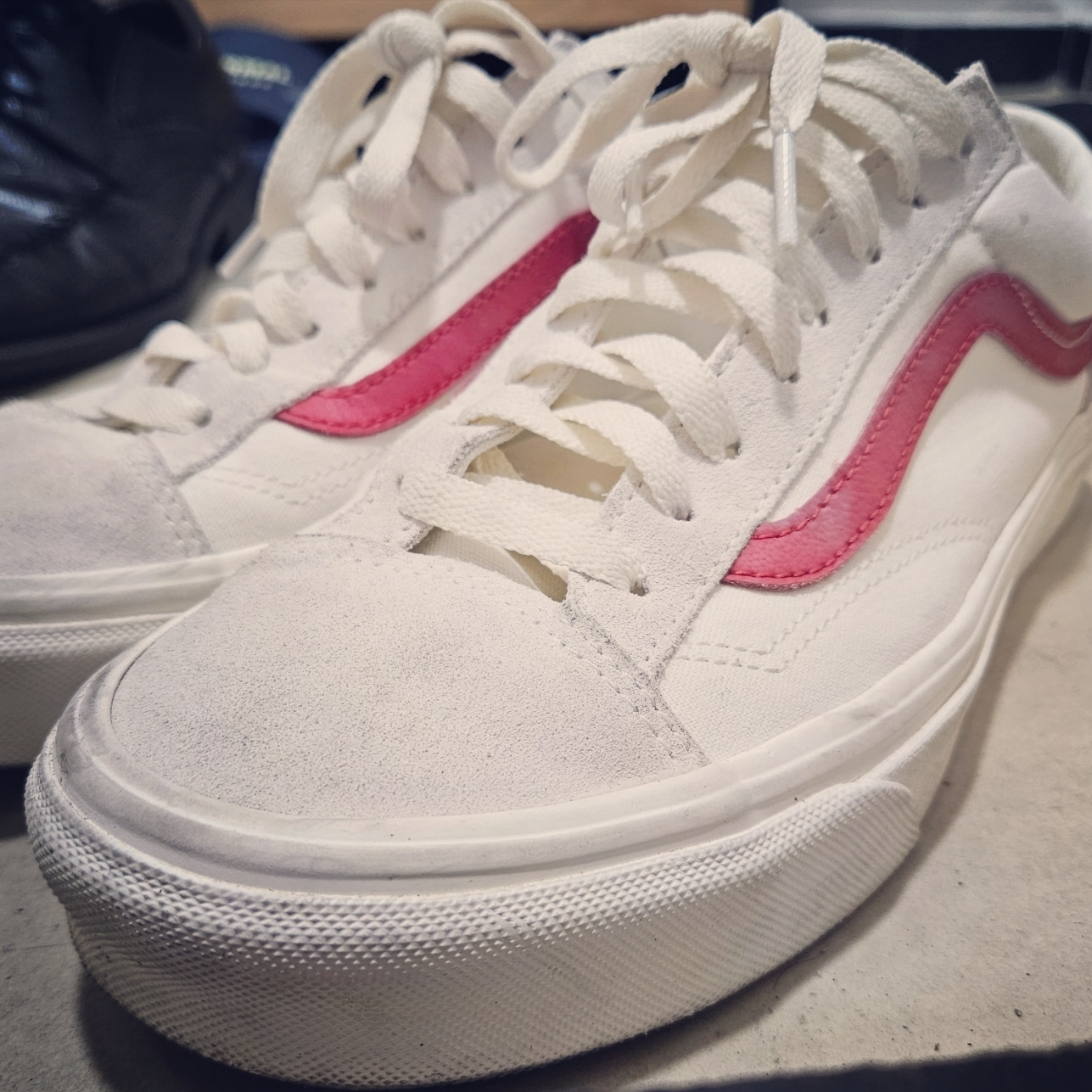 Vans Style 36 Marshmallow Racing Red 착용 스타일