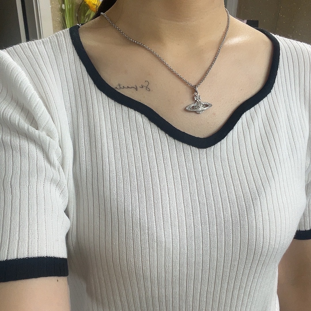 Vivienne Westwood Mini Bas Relief Pendant Silver 착용 스타일 - 3