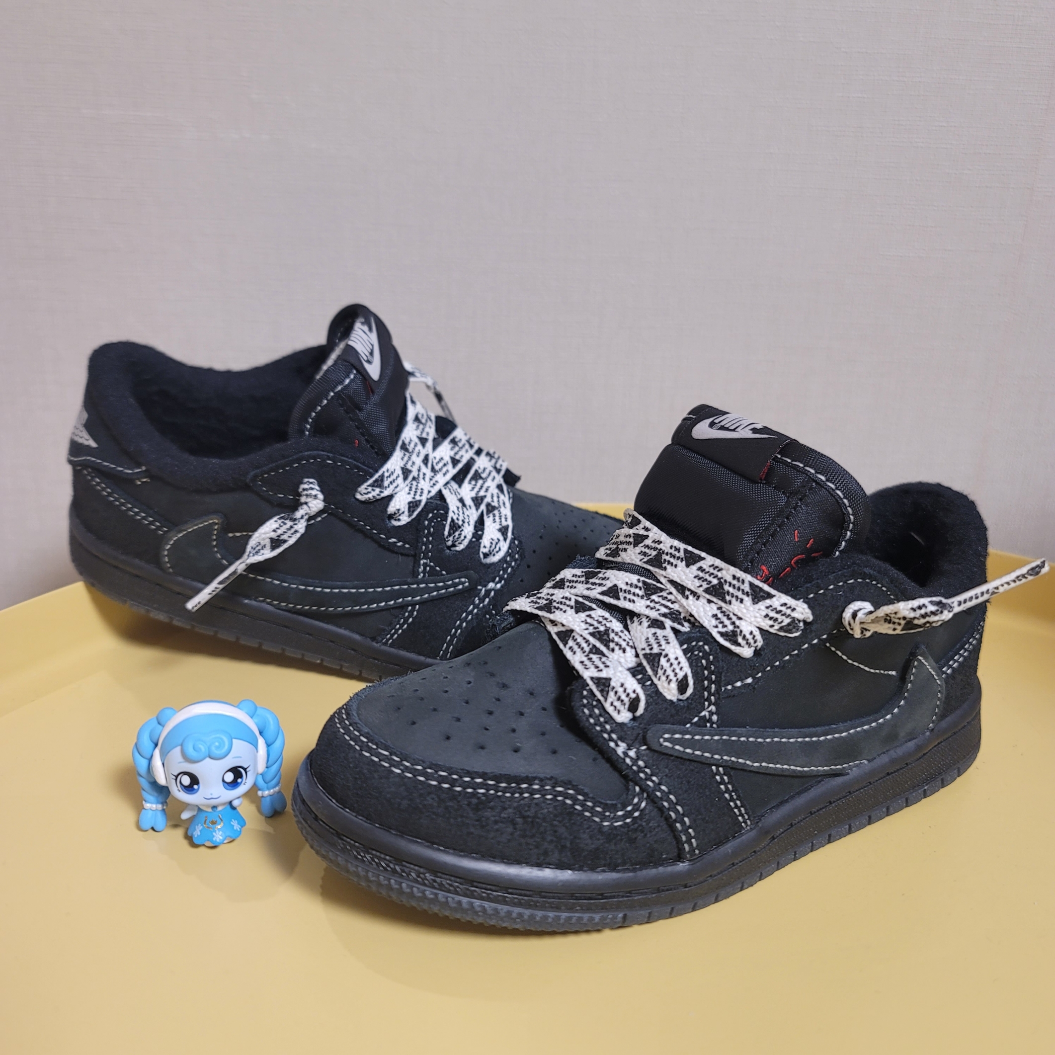 (TD) Jordan 1 x Travis Scott Retro Low OG SP Black Phantom 착용 스타일 - 1