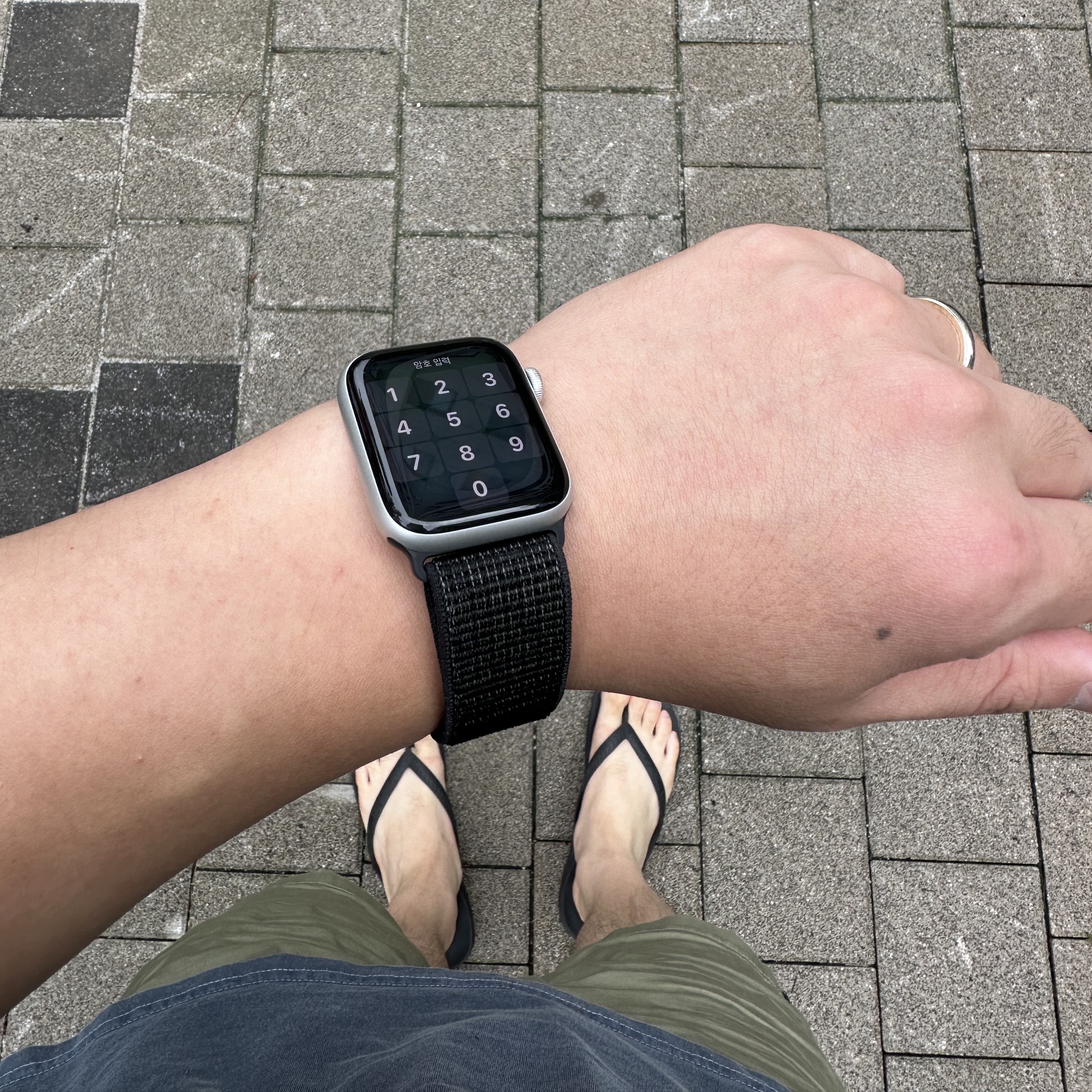 Apple Watch SE 44mm GPS Midnight Aluminum Case with Sport Band Midnight (Korean Ver.) 착용 스타일