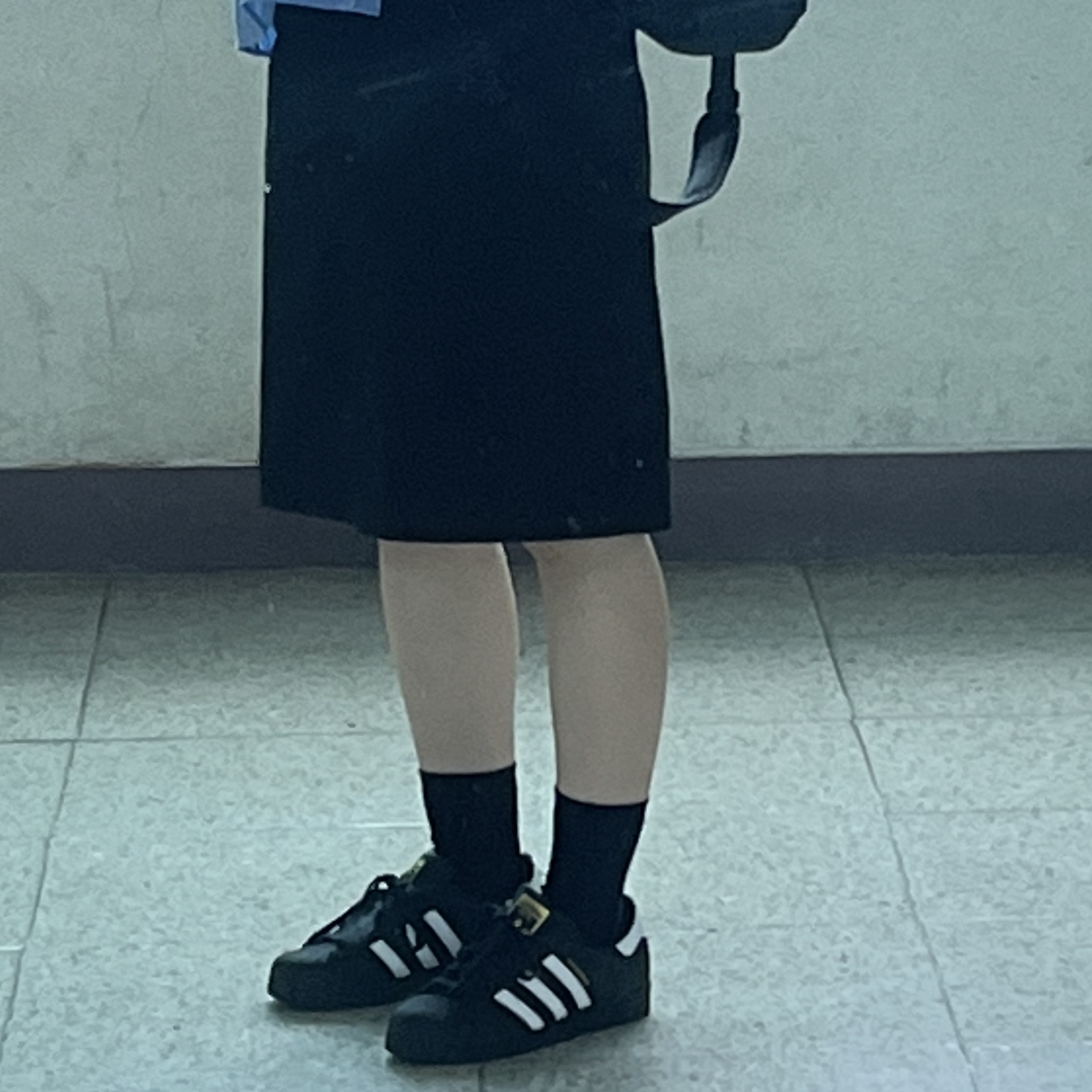 Adidas Superstar Core Black White 착용 스타일