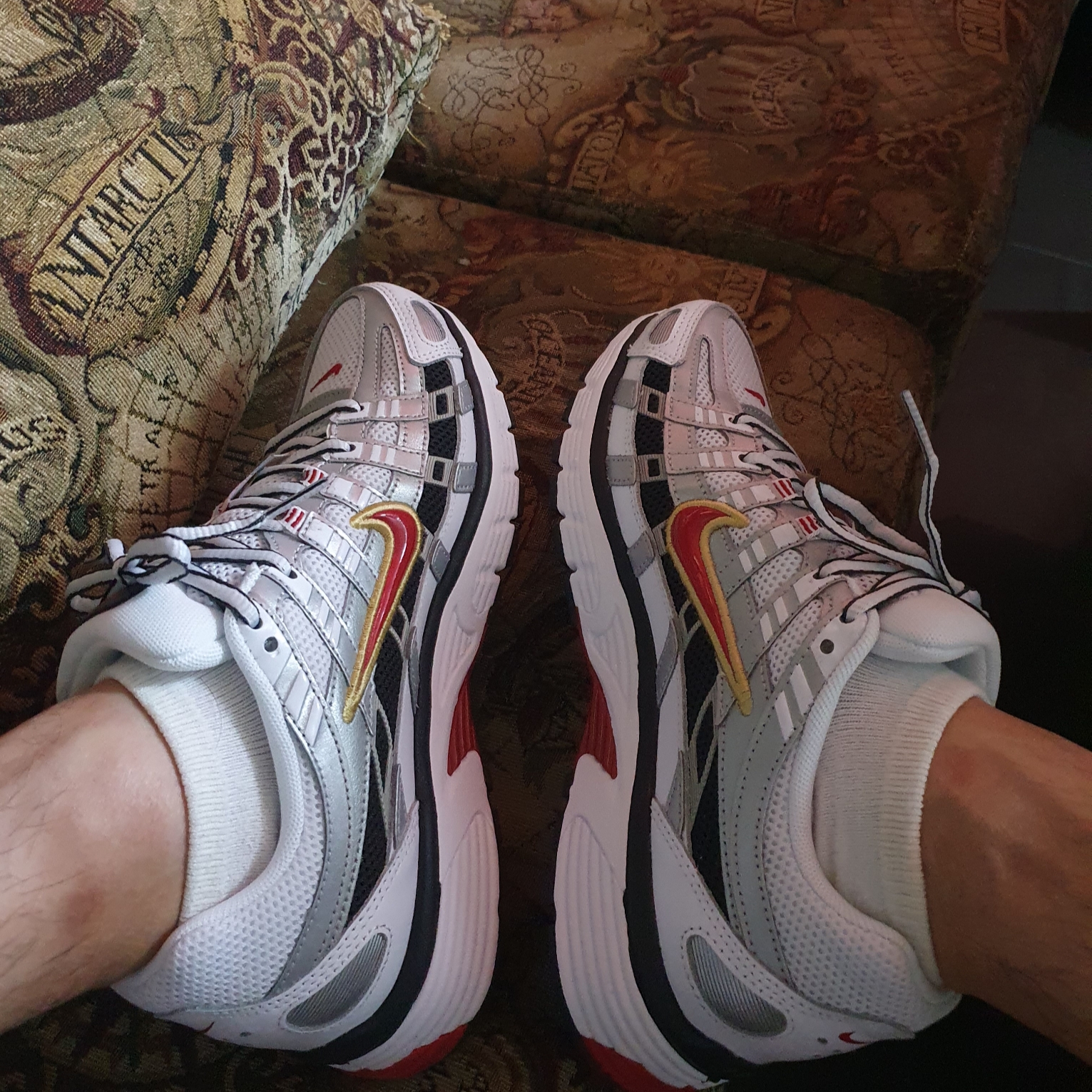 (W) Nike P-6000 Metallic Silver Red, Nike P-6000 White Varsity Red 착용 스타일 - 2