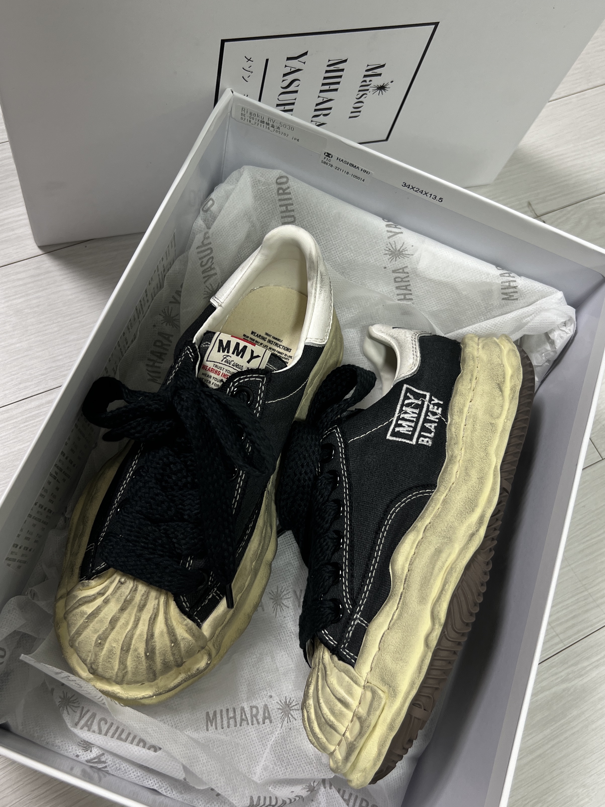 Maison Mihara Yasuhiro Blakey OG Sole Distressed Canvas Low-top Sneakers Black 착용 스타일 - 2