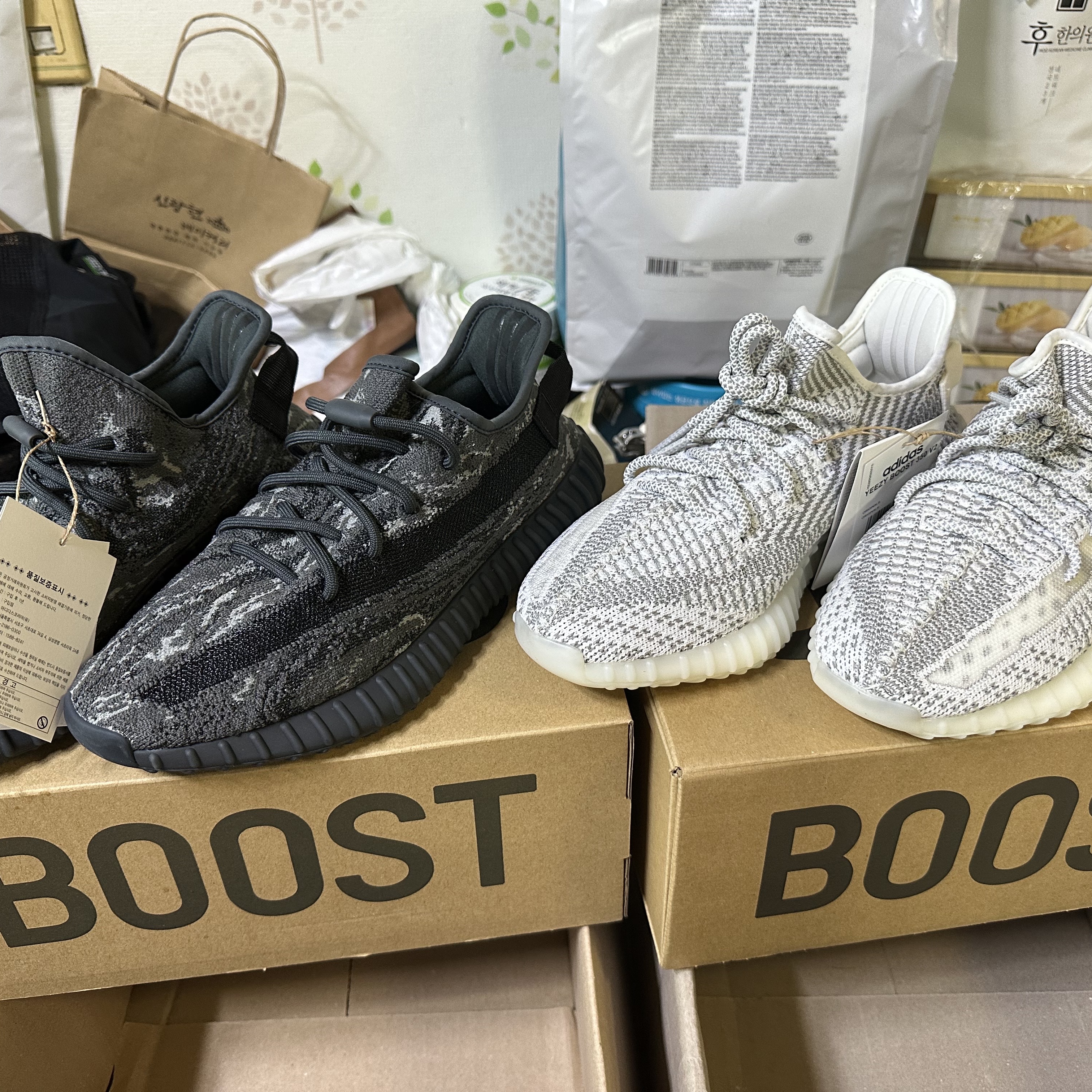 Adidas Yeezy Boost 350 V2 Static 2023, Adidas Yeezy Boost 350 V2 MX Dark Salt 착용 스타일 - 3