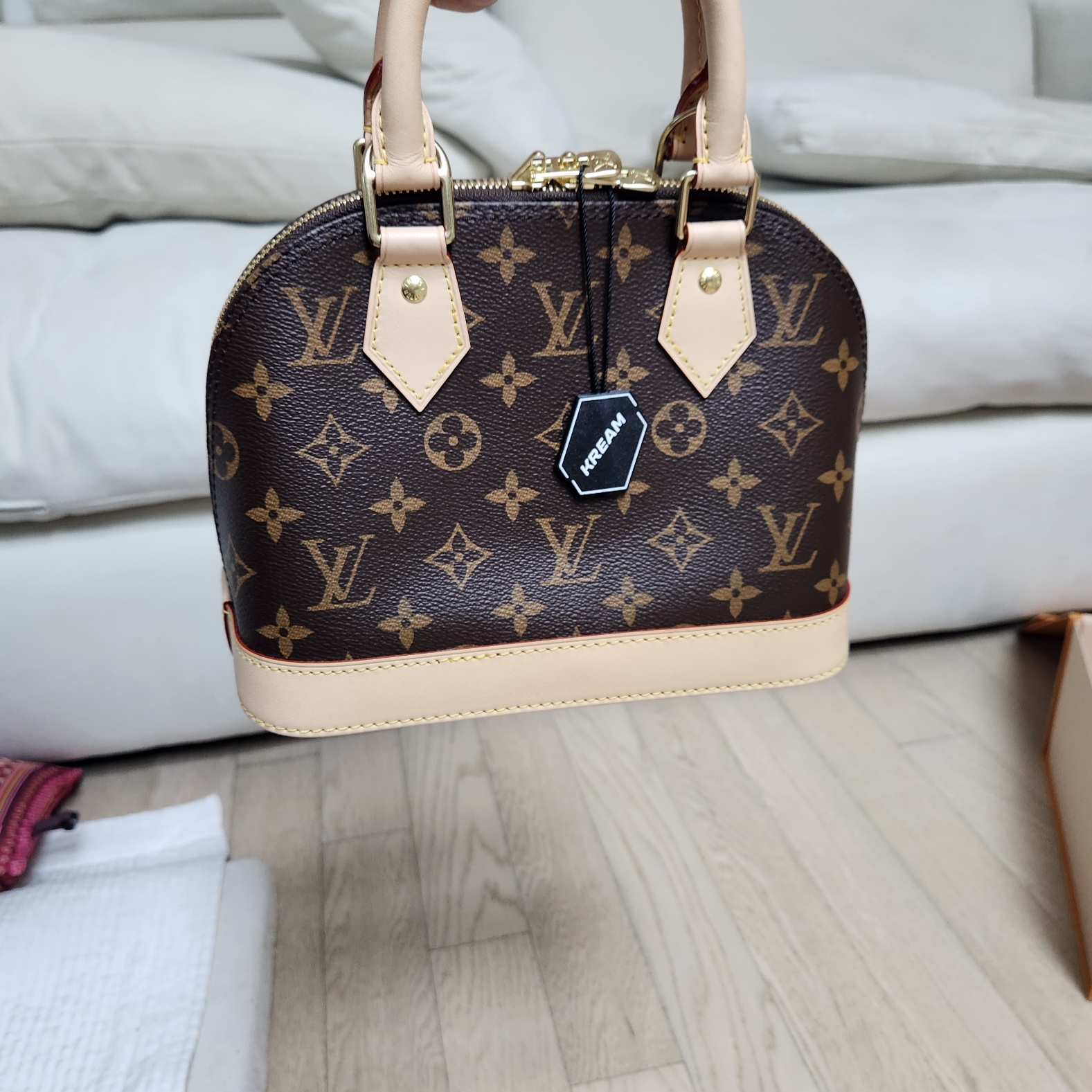 Louis Vuitton Alma BB Monogram 착용 스타일