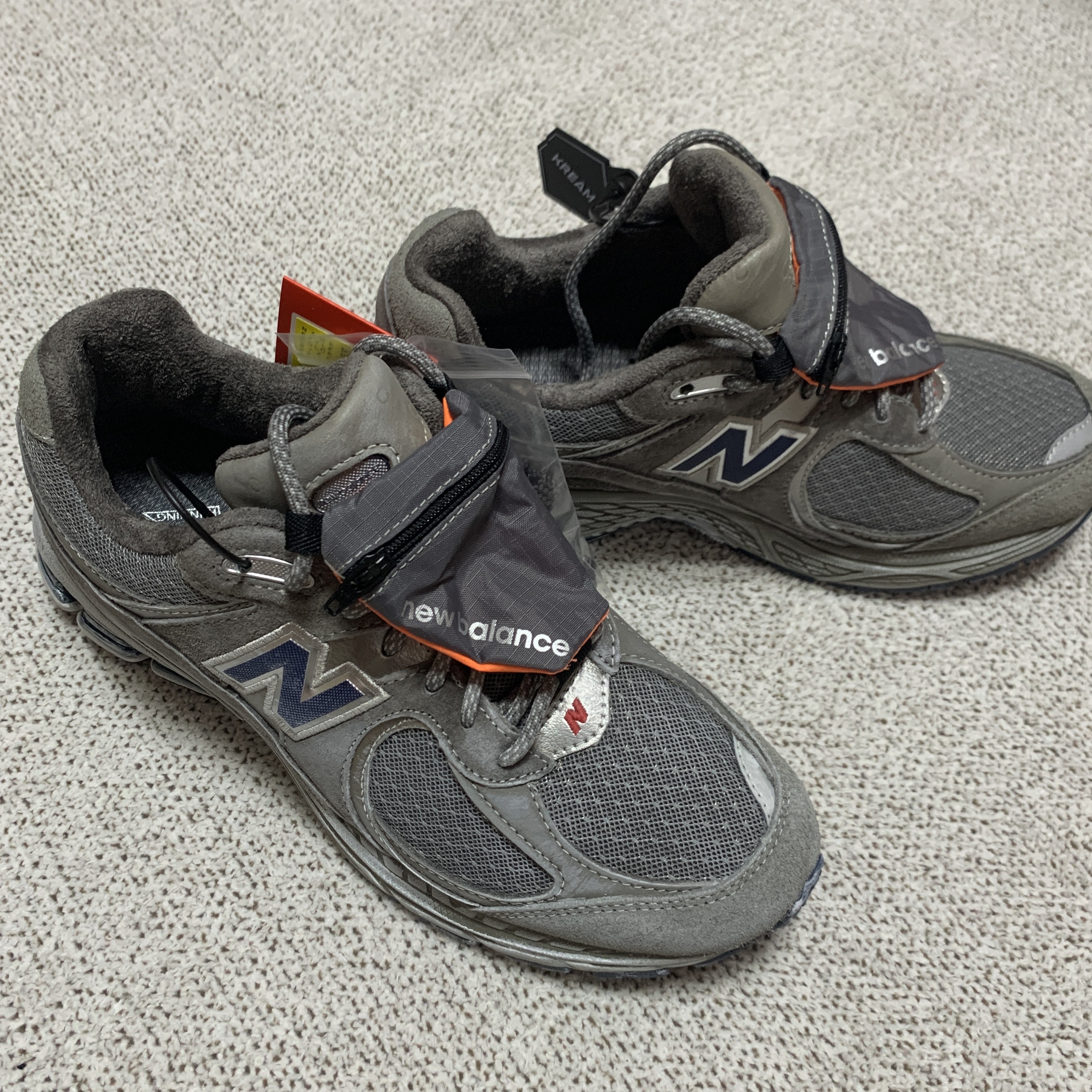 New Balance 2002R Premium Vintage Grey 착용 스타일 - 1