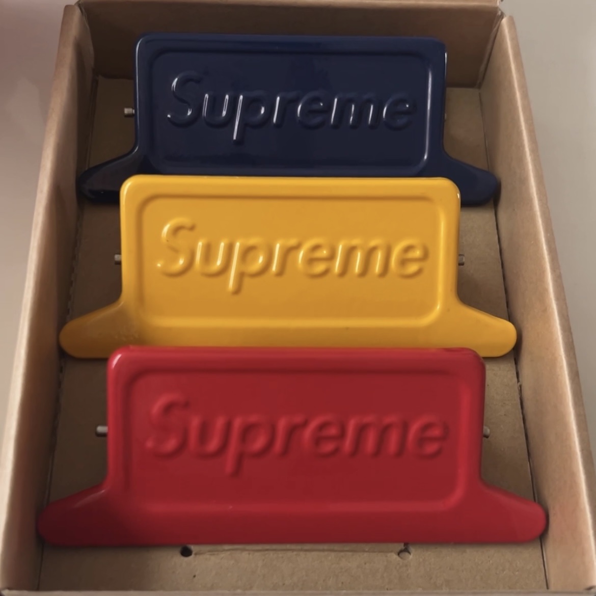 Supreme x Dulton Small Clips Multicolor (Set Of 3) 착용 스타일
