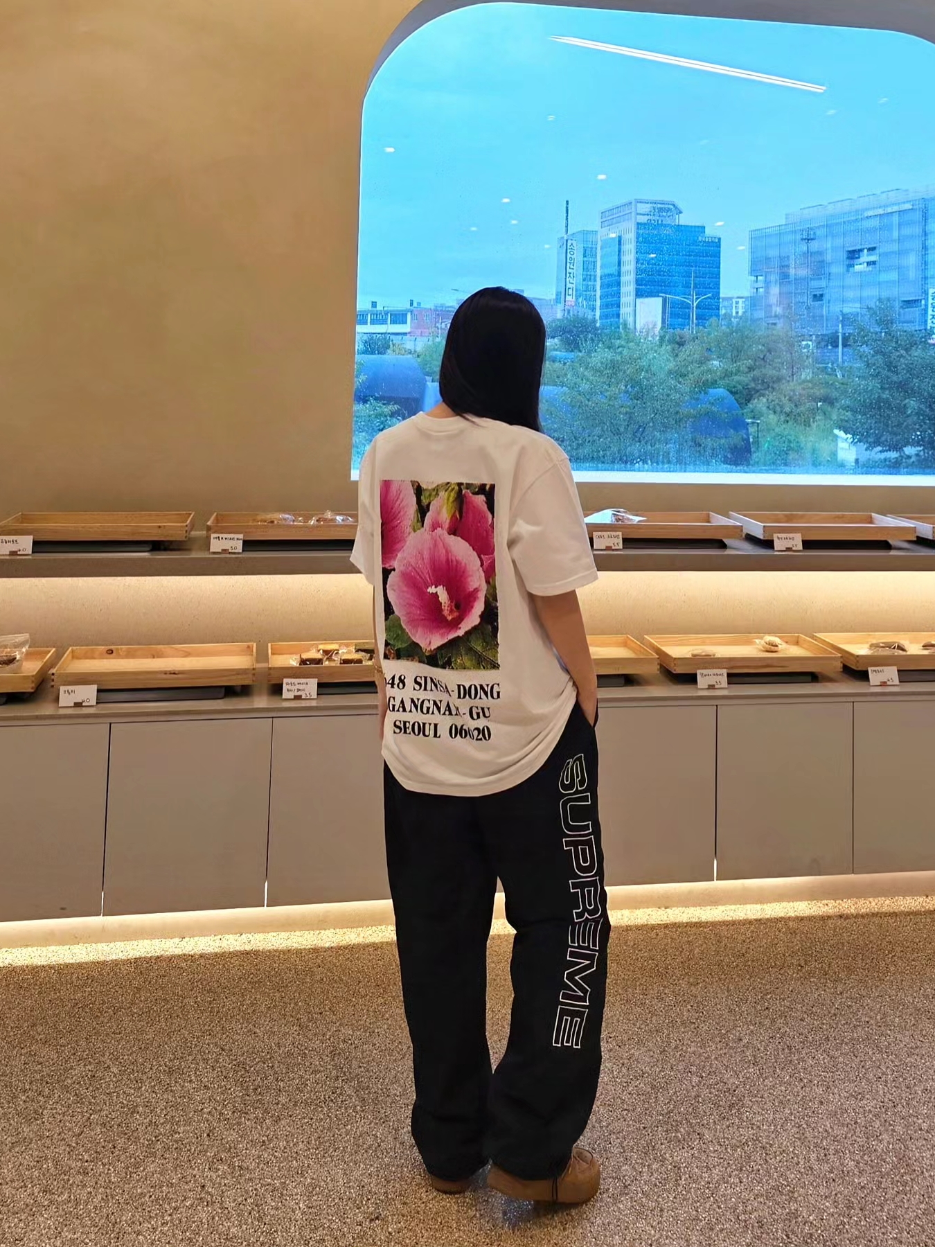Nike x Supreme Air Force 1 Low Flax, Supreme Seoul Box Logo T-Shirt White - 23FW 착용 스타일 - 3