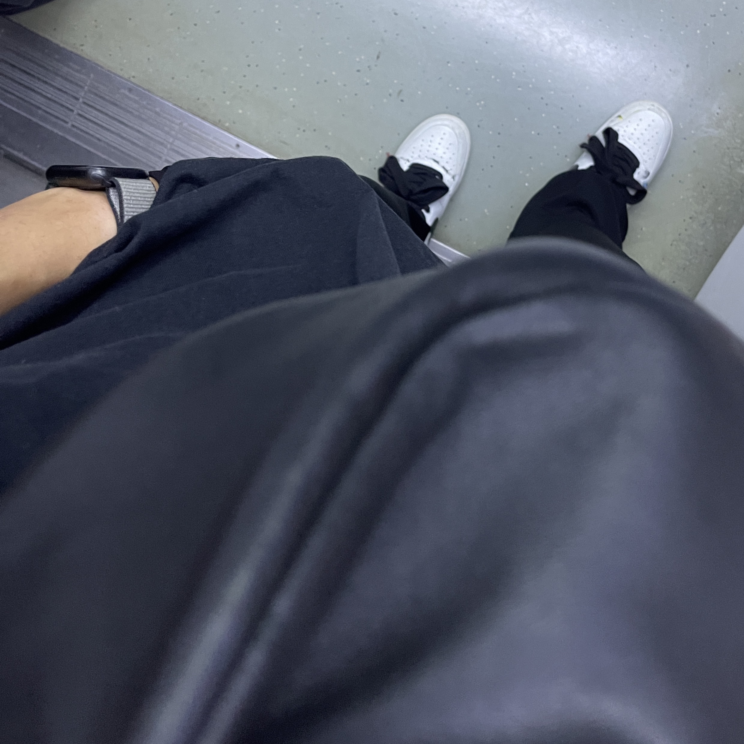 Nike x Peaceminusone Air Force 1 Low Para-Noise 2.0, COS Leather Crossbody Bag Black 착용 스타일