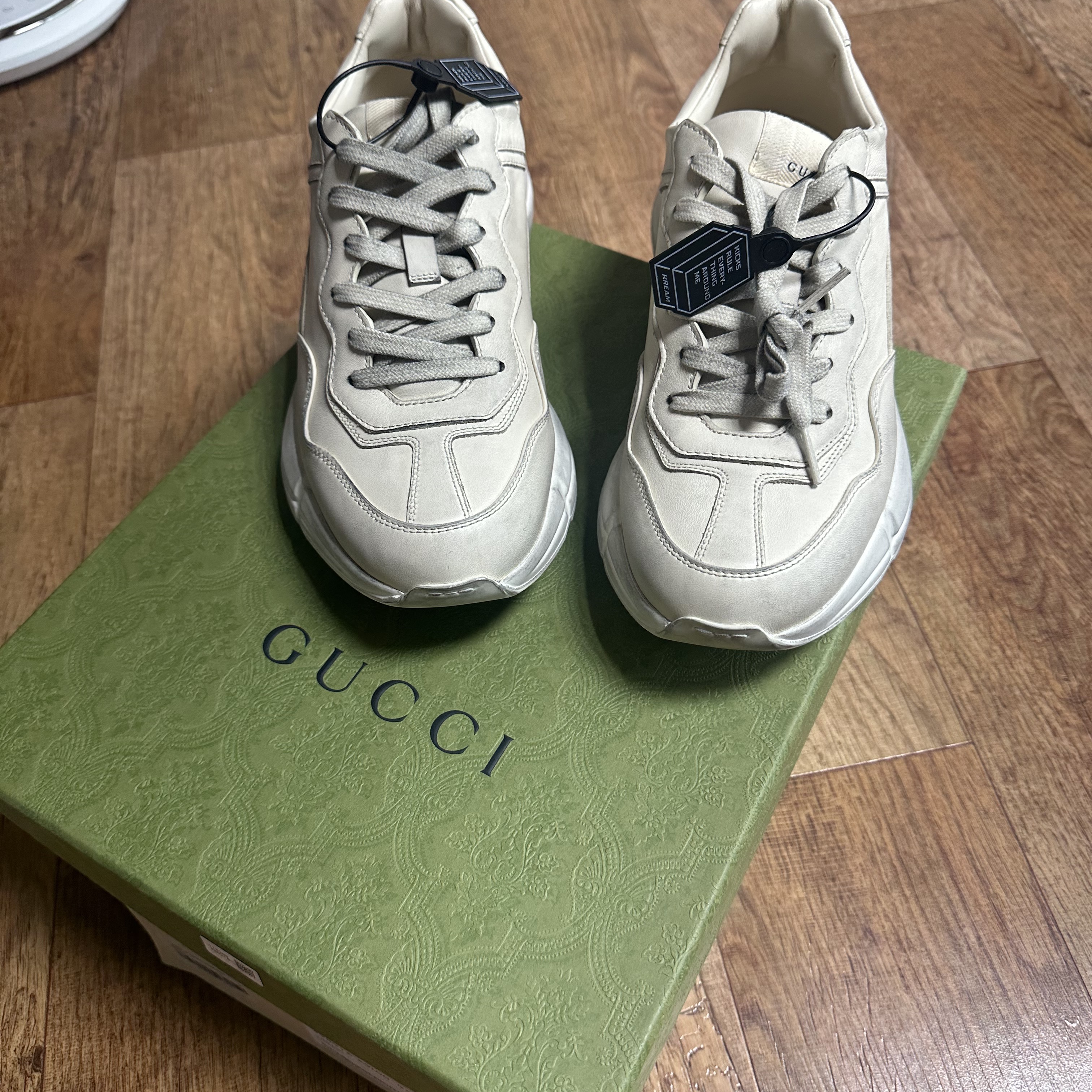 Gucci Rhyton Leather Sneakers Distressed Ivory 착용 스타일