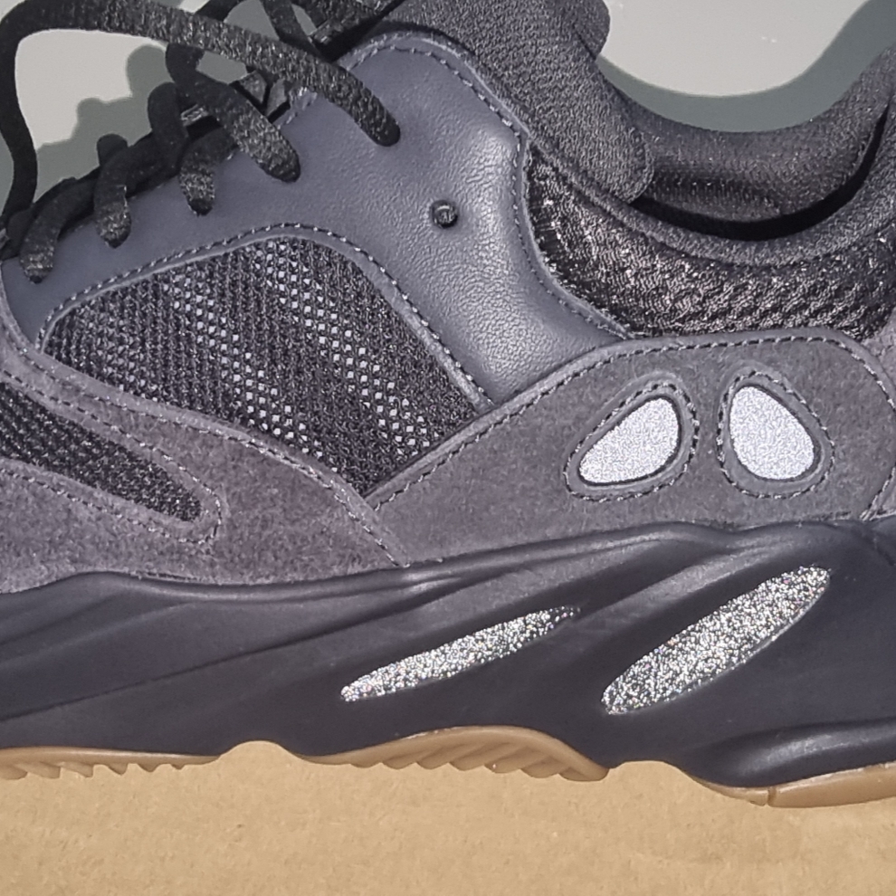 Adidas Yeezy Boost 700 Utility Black 2023 착용 스타일 - 1