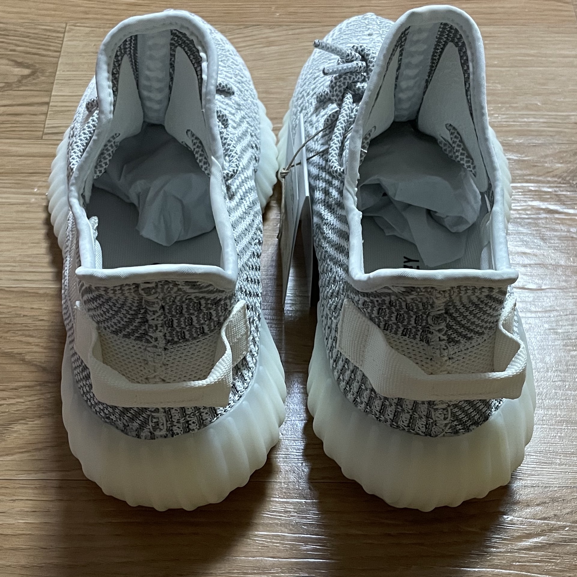 Adidas Yeezy Boost 350 V2 Static 2023 착용 스타일 - 3
