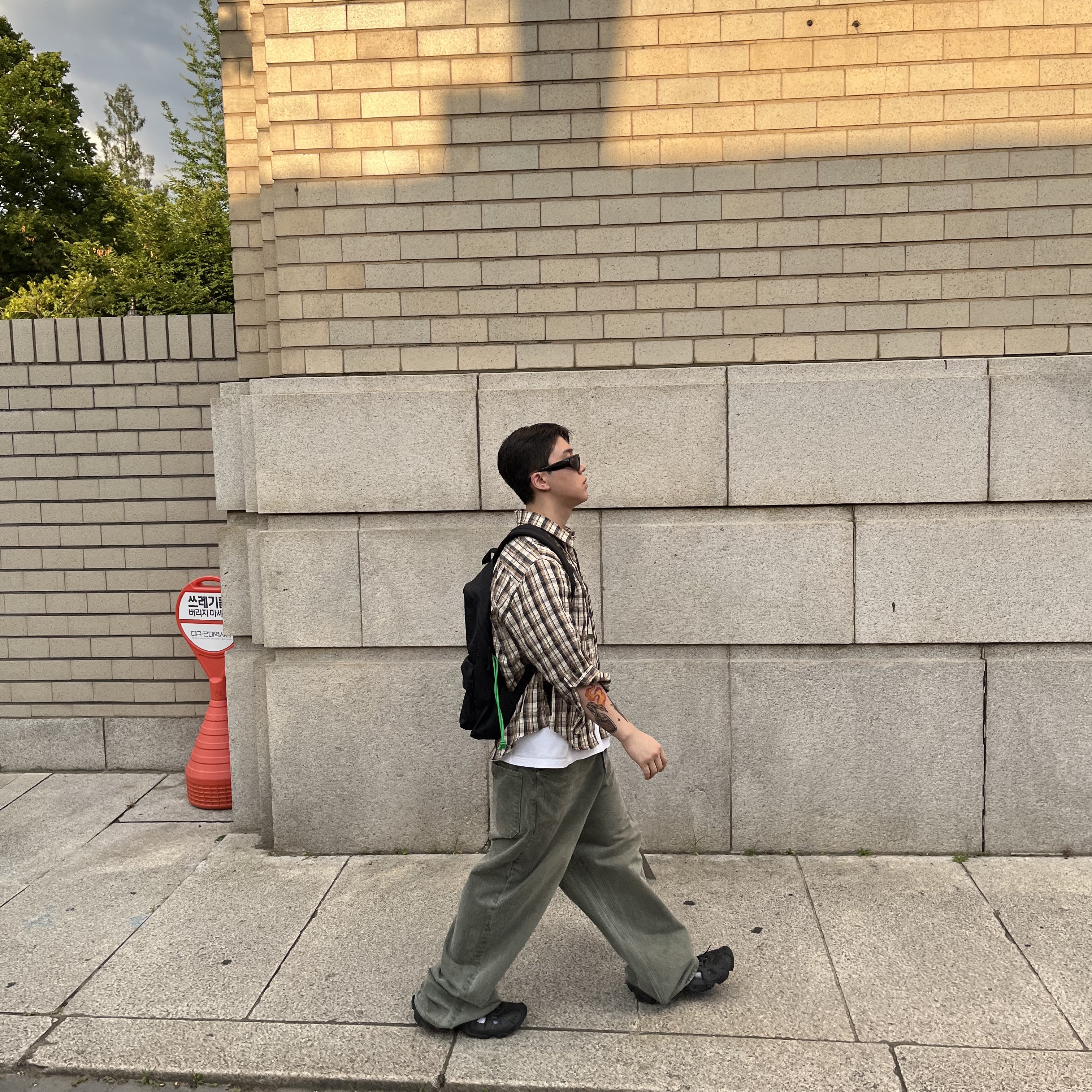 Balenciaga Swift Oval Sunglasses Black, Balenciaga Explorer Backpack Black 착용 스타일