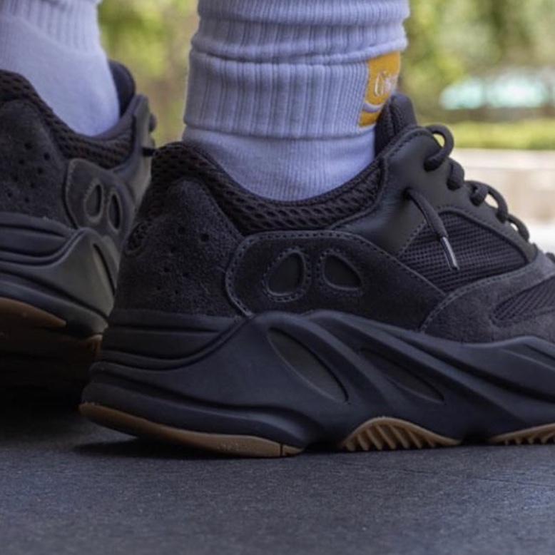 Adidas Yeezy Boost 700 Utility Black 2023 착용 스타일 - 4