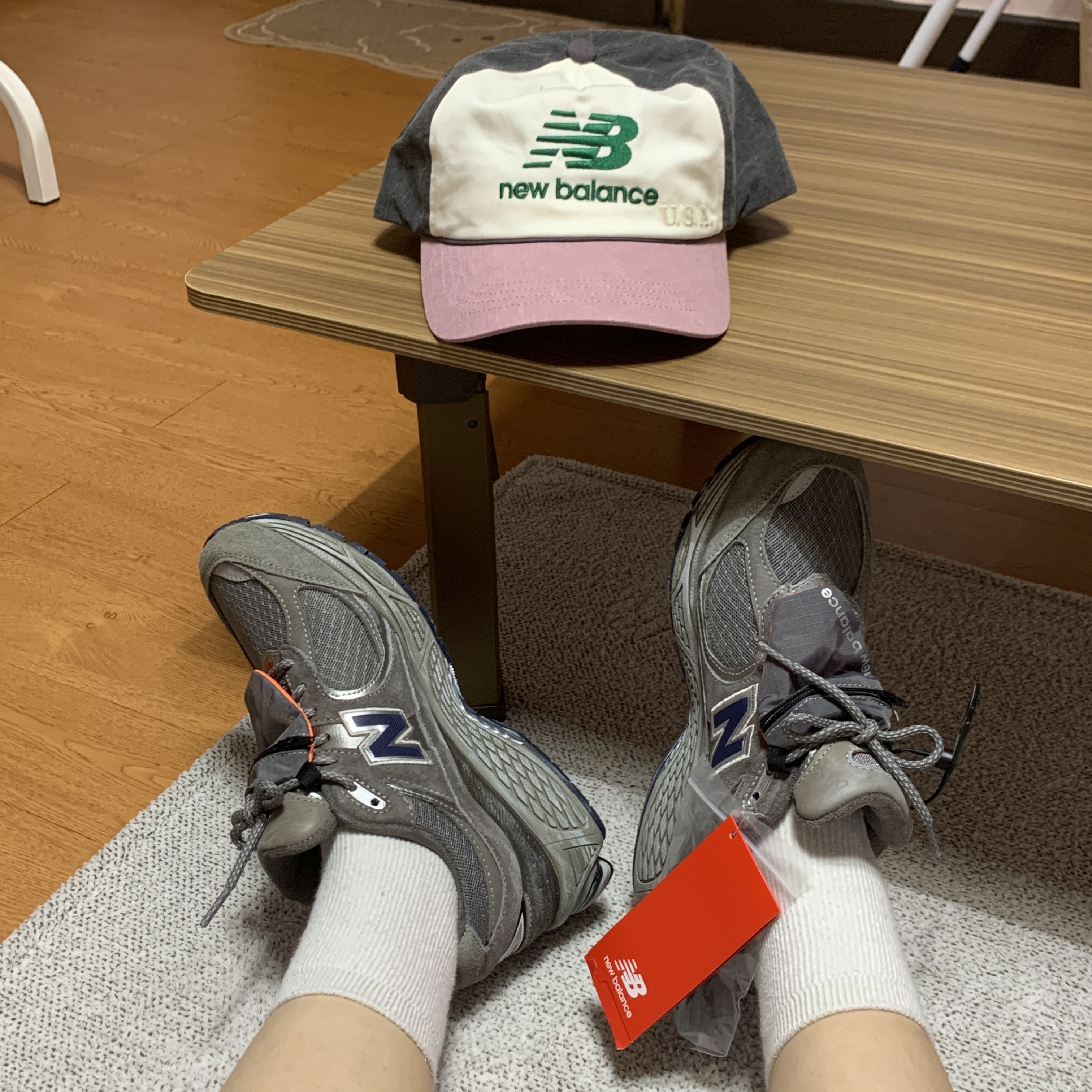 New Balance 2002R Premium Vintage Grey 착용 스타일 - 3