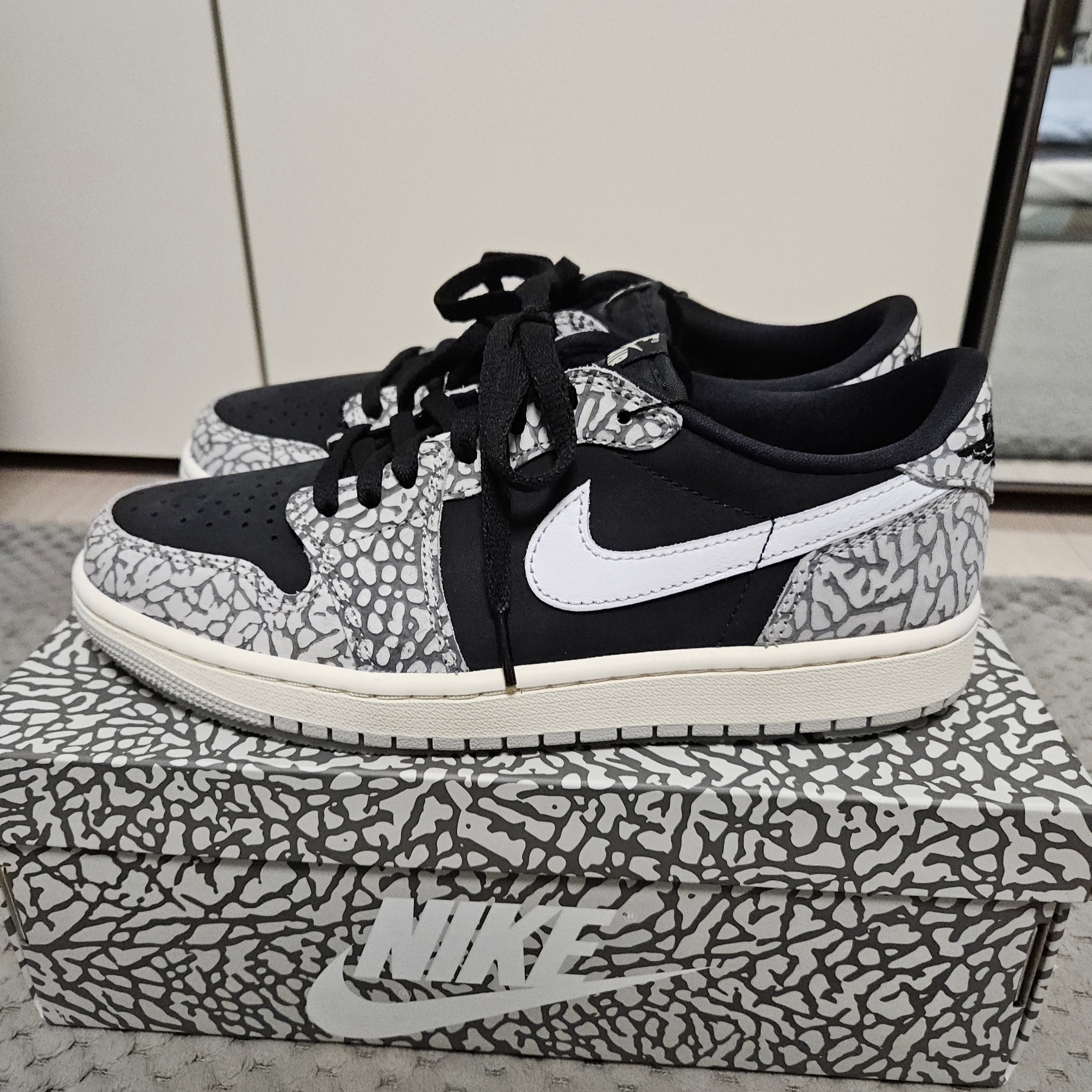 Jordan 1 Retro Low OG Black Cement 착용 스타일 - 2