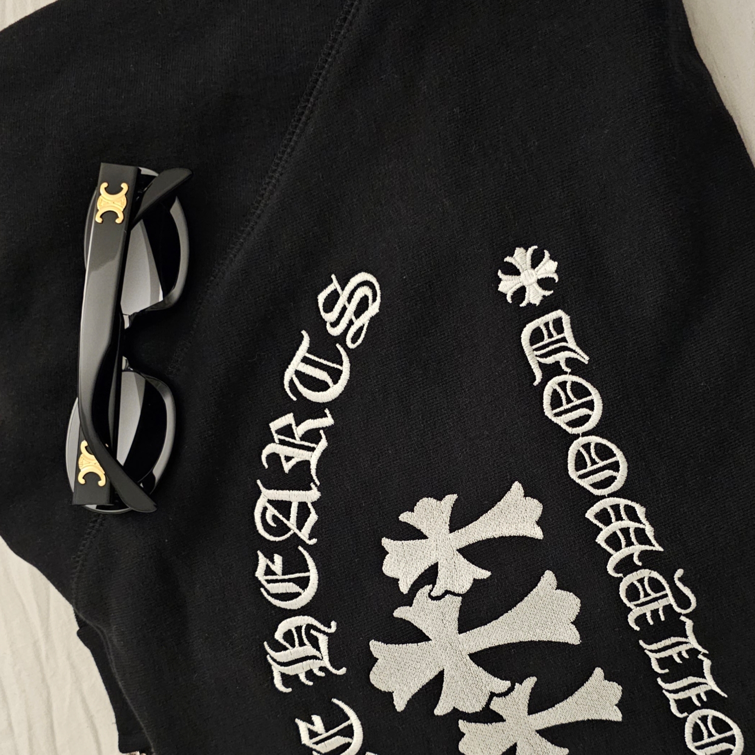 (W) Celine Triomphe 01 Sunglasses in Acetate Black 착용 스타일