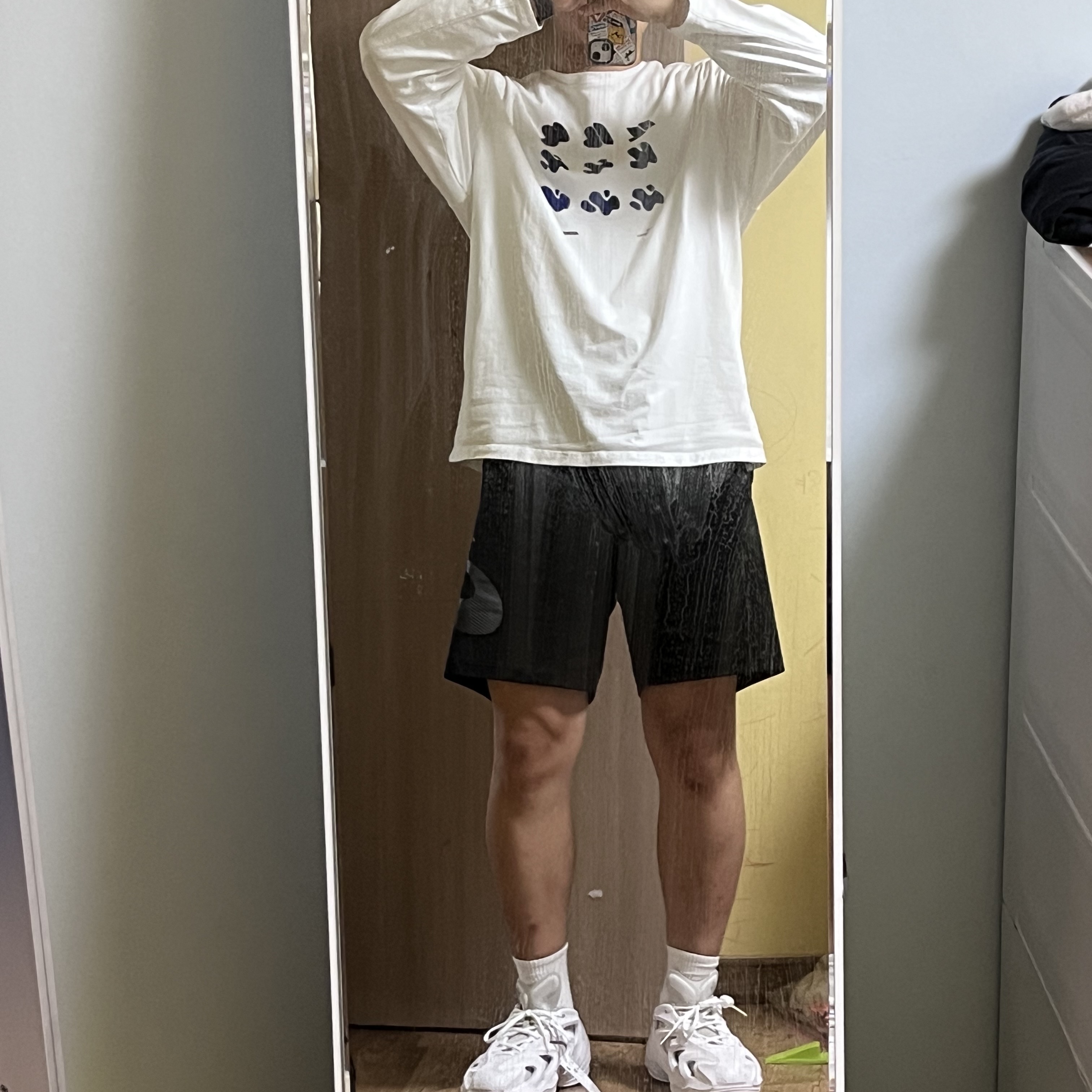 Adidas Adifom Q Cloud White Grey, Zara x Ader Error Graphic Long Sleeve T-Shirt Scratch White 착용 스타일 - 2