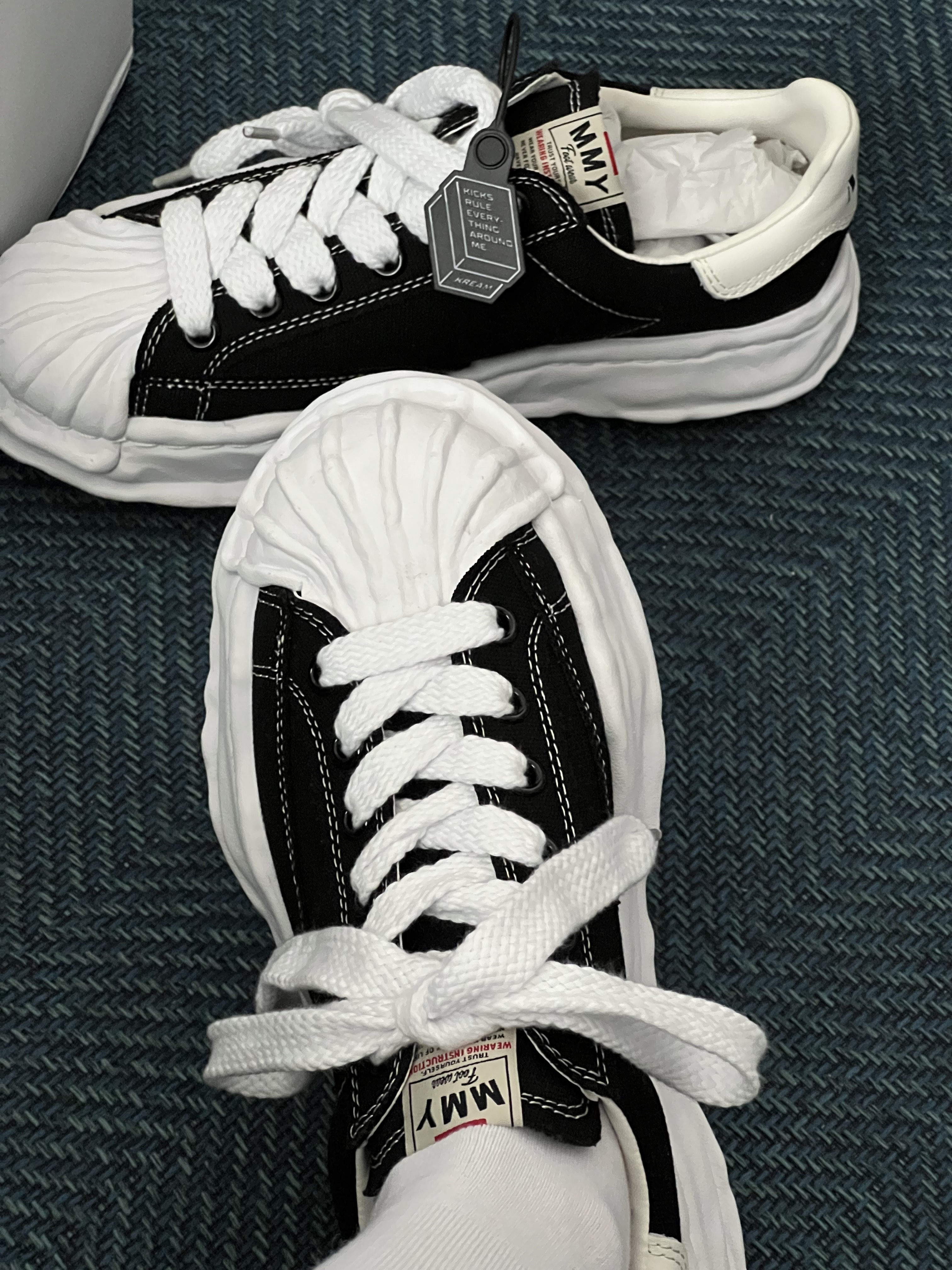 Maison Mihara Yasuhiro Blakey OG Sole Canvas Low-top Sneakers Black White 착용 스타일 - 2