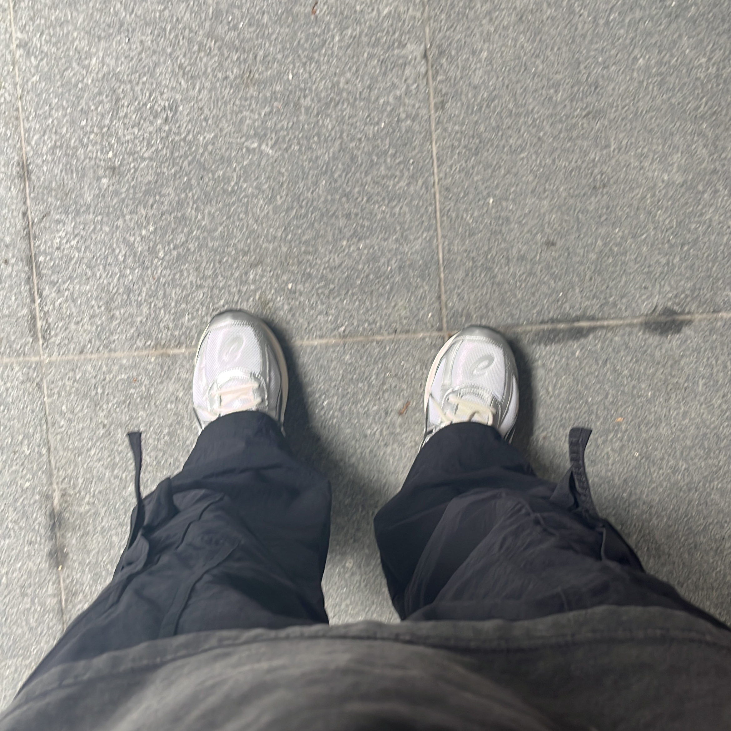 Asics Jog 100 S White Black - 2E Wide, Juun.J Wide Cargo Detail Pants Black - 23SS 착용 스타일