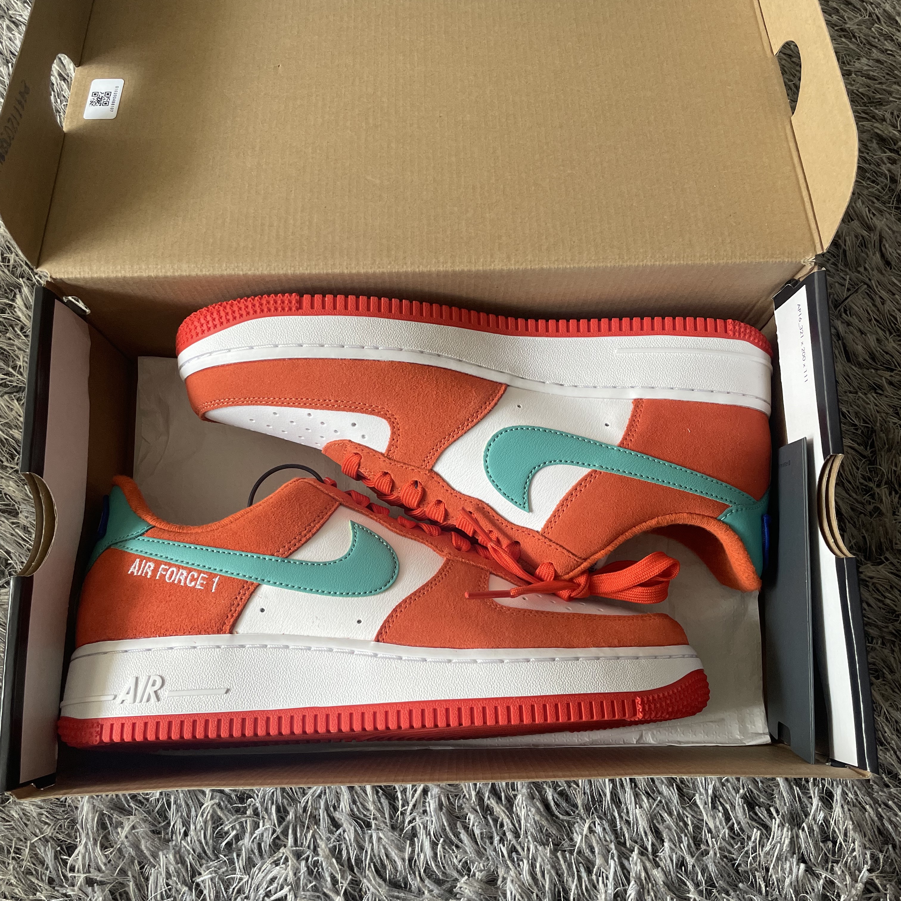 Nike Air Force 1 '07 LV8 Athletic Club Rush Orange Washed Teal 착용 스타일 - 2