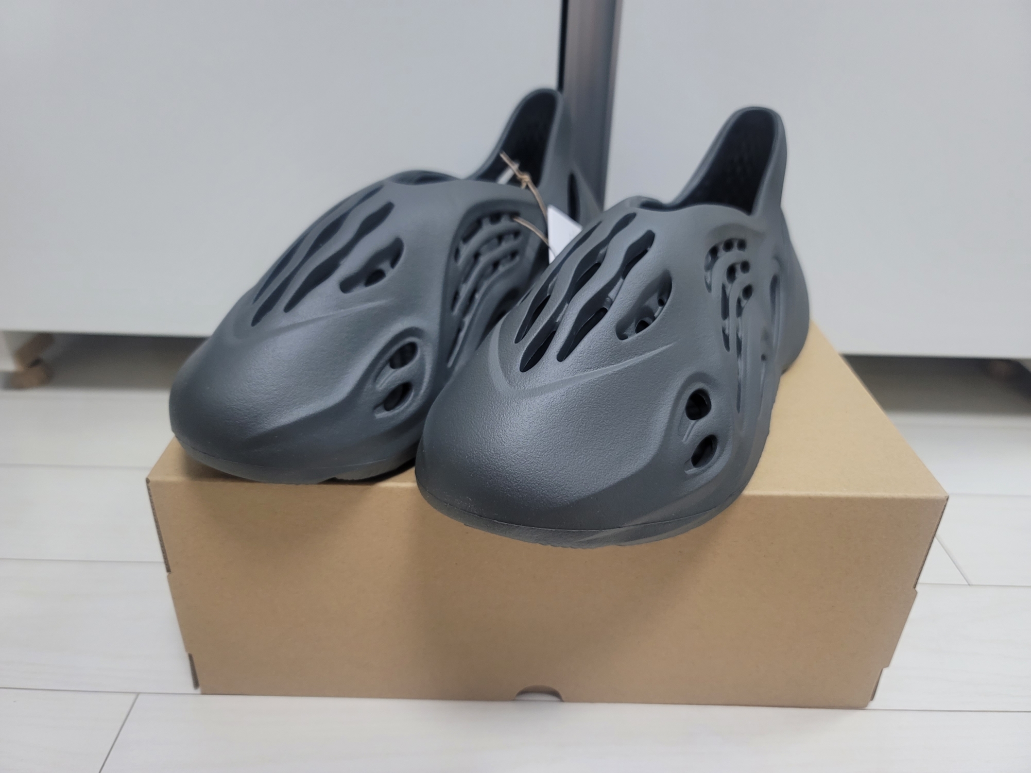 Adidas Yeezy Foam RNNR Carbon 착용 스타일