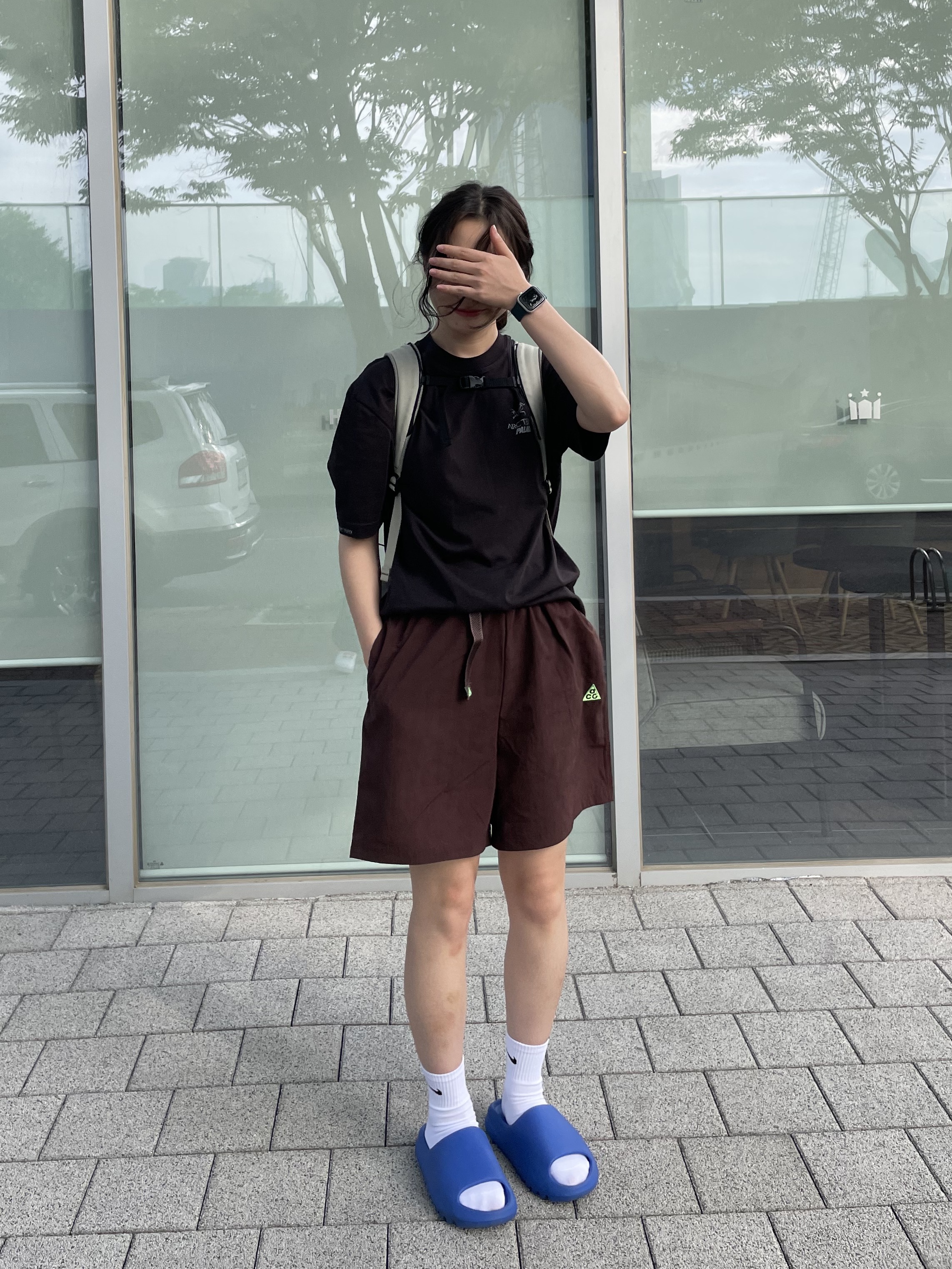 Palace x Arc'teryx T-Shirt Black - 20FW, Adidas Yeezy Slide Azure 착용 스타일 - 2