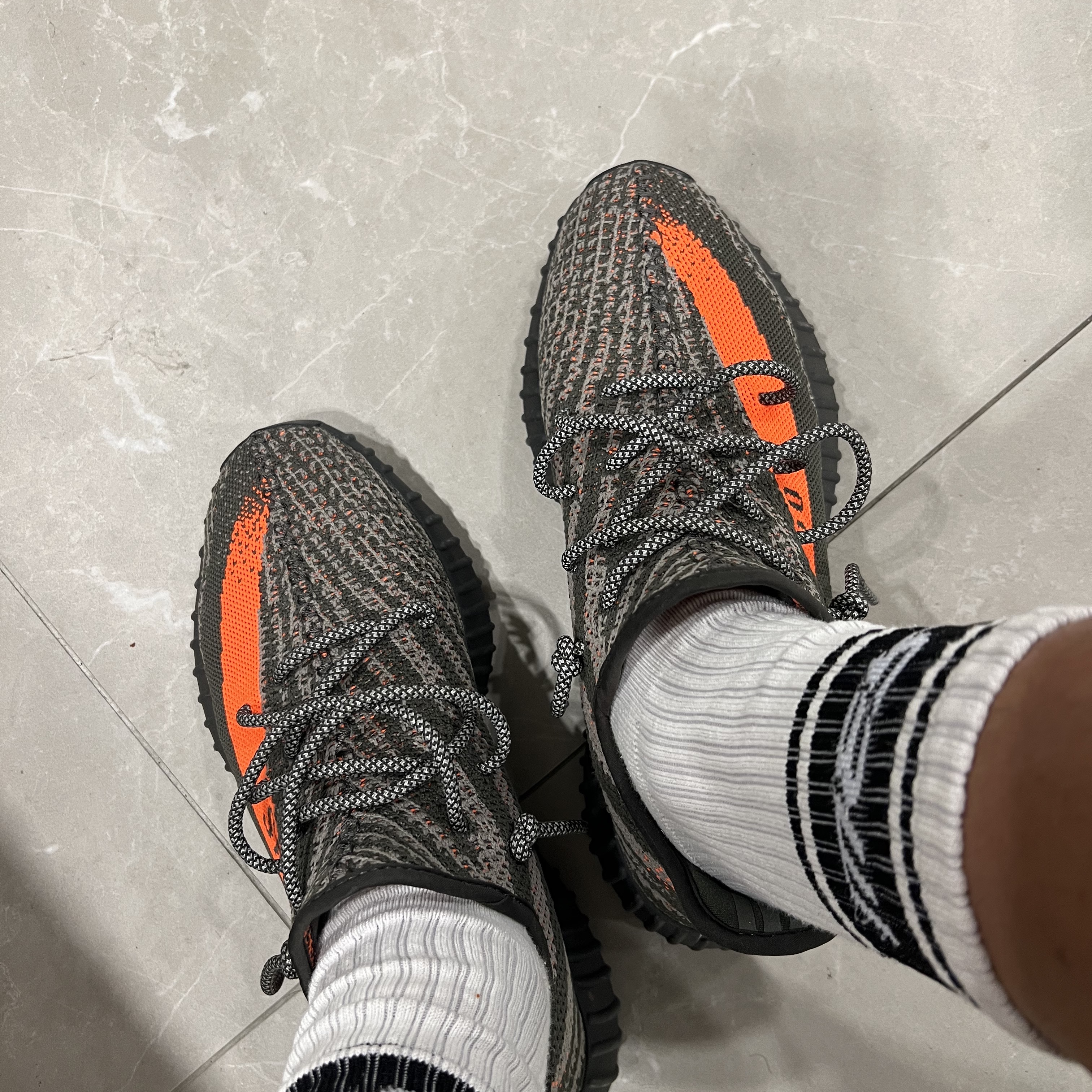 Adidas Yeezy Boost 350 V2 Carbon Beluga 착용 스타일