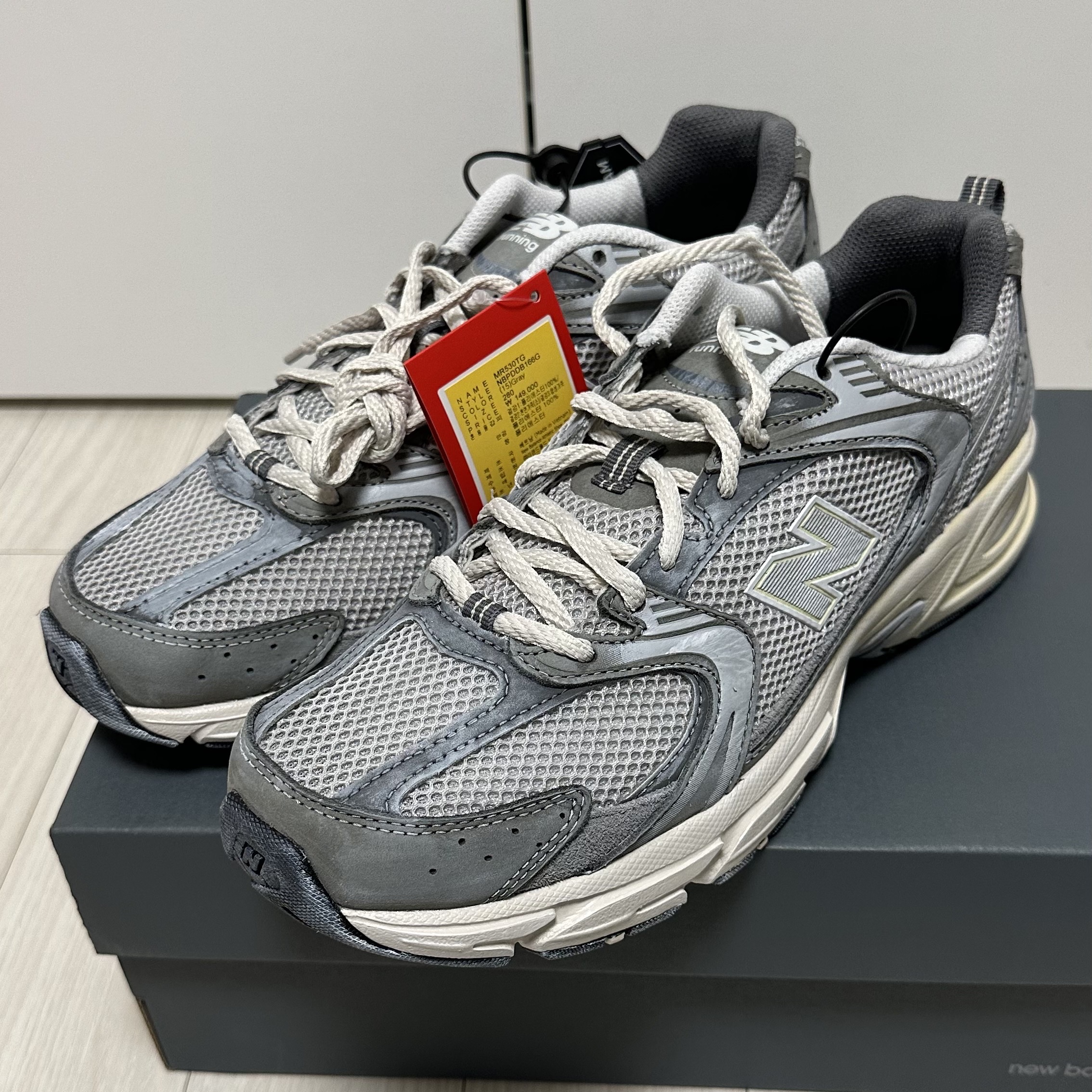 New Balance 530 Premium Vintage Grey Matter 착용 스타일 - 1