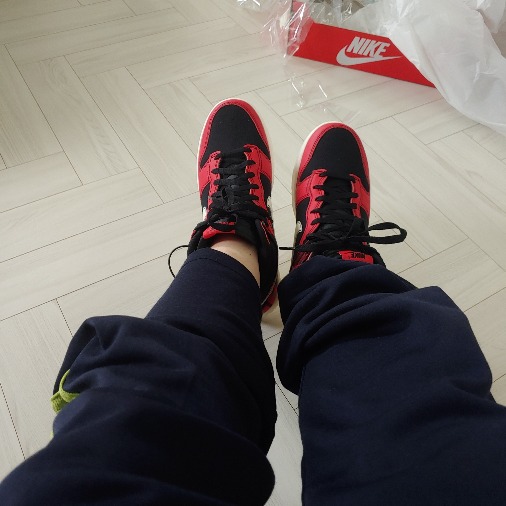 Nike Dunk High Black and University REd 착용 스타일 - 2