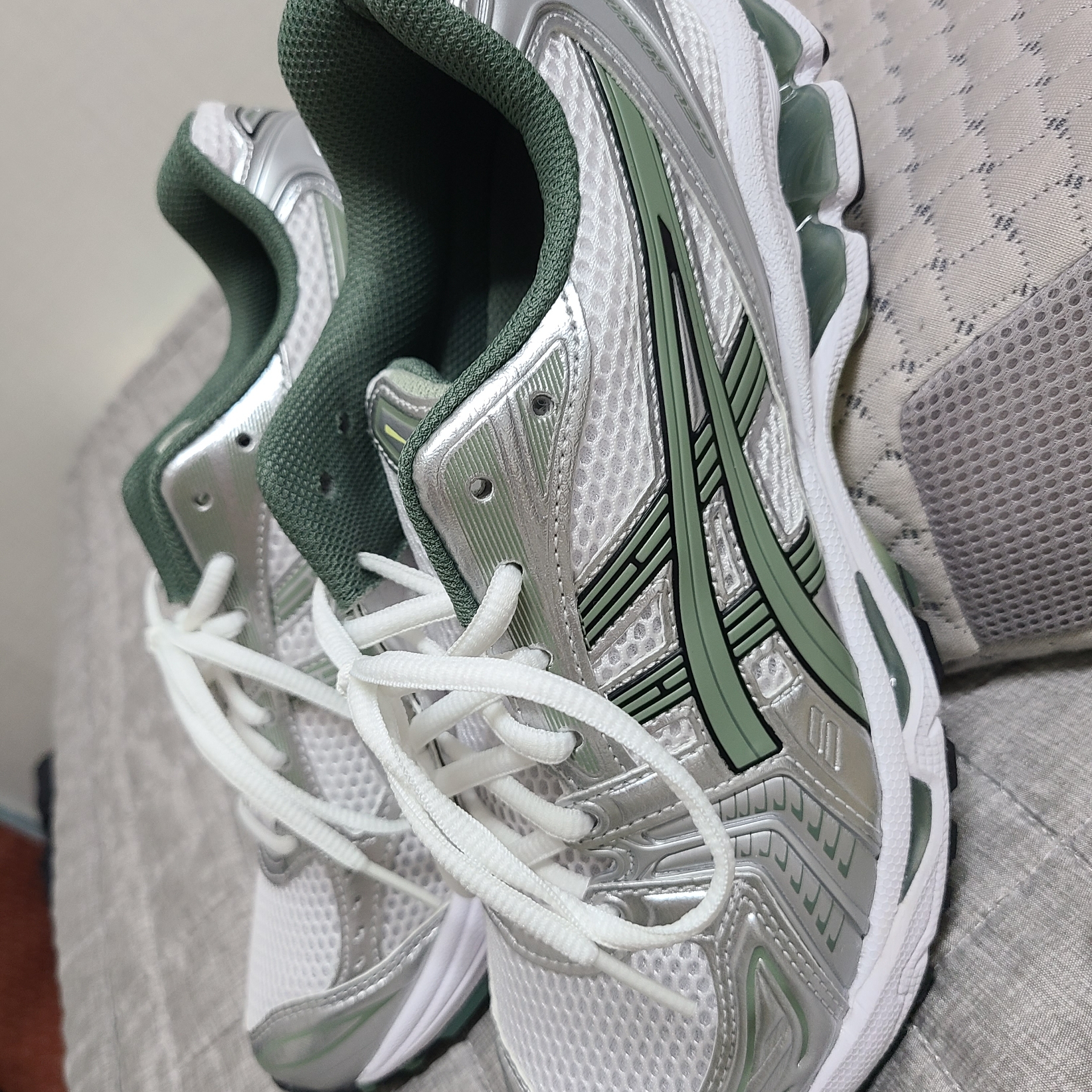 Asics Gel-Kayano 14 White Slate Grey 착용 스타일 - 2