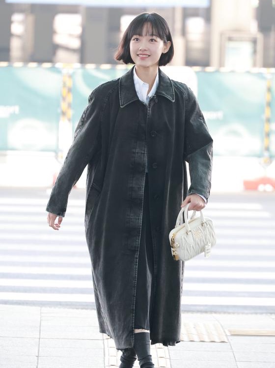 Miu Miu Matelasse Nappa Leather Top Handle Bag White 착용 스타일