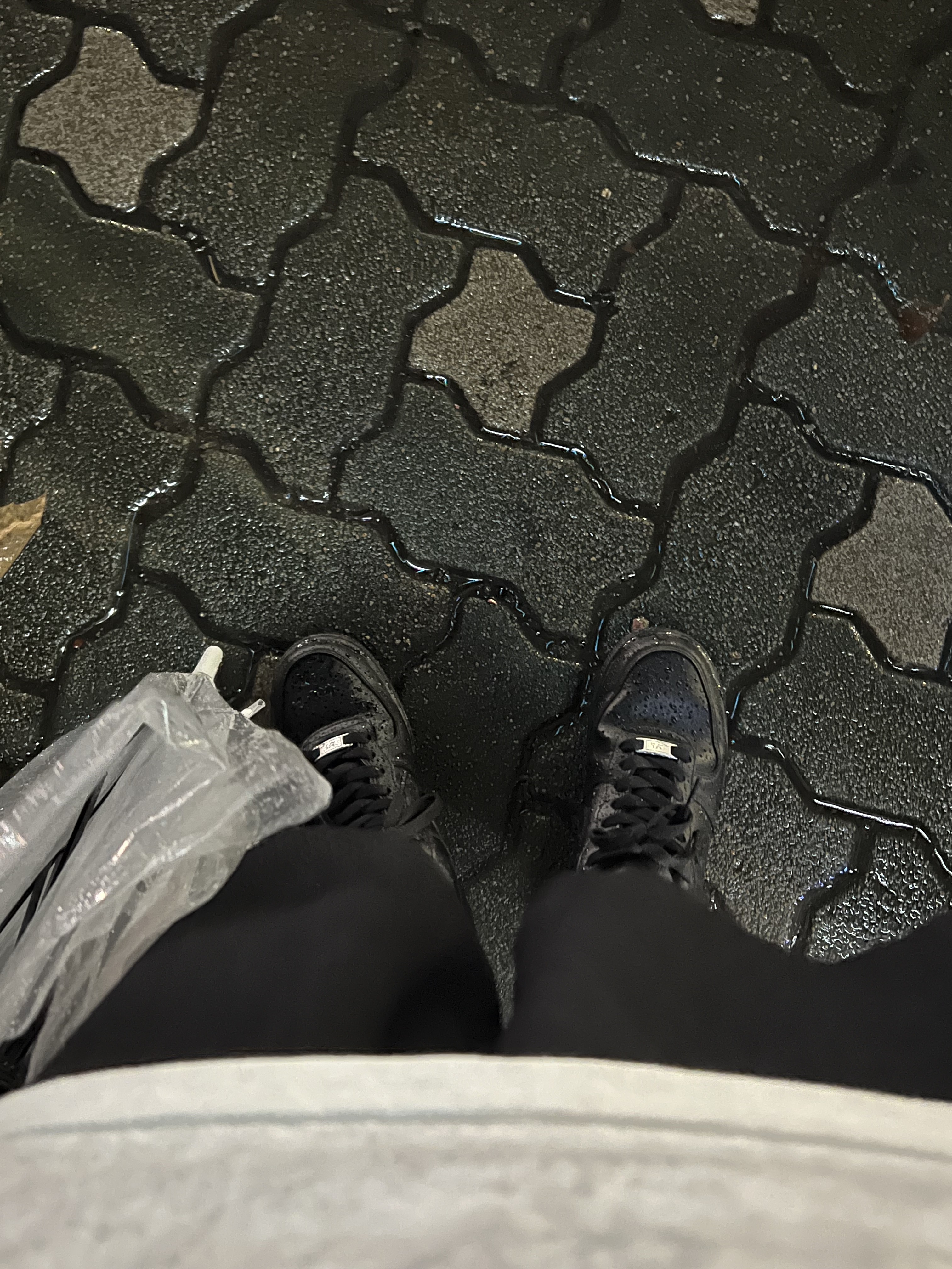 (W) Nike Air Force 1 '07 Low Triple Black 착용 스타일