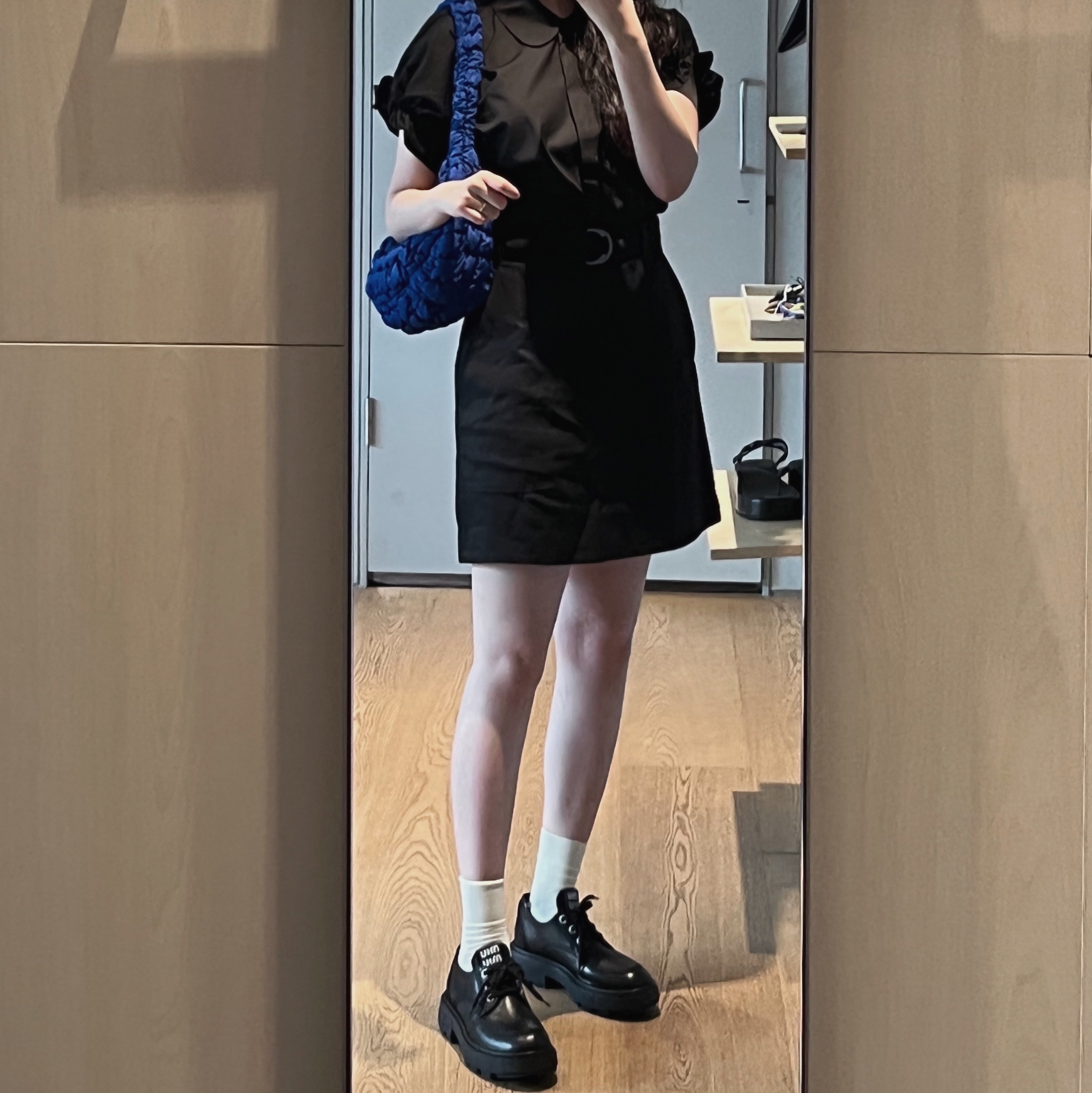 COS Quilted Mini Bag Blue 착용 스타일 - 2