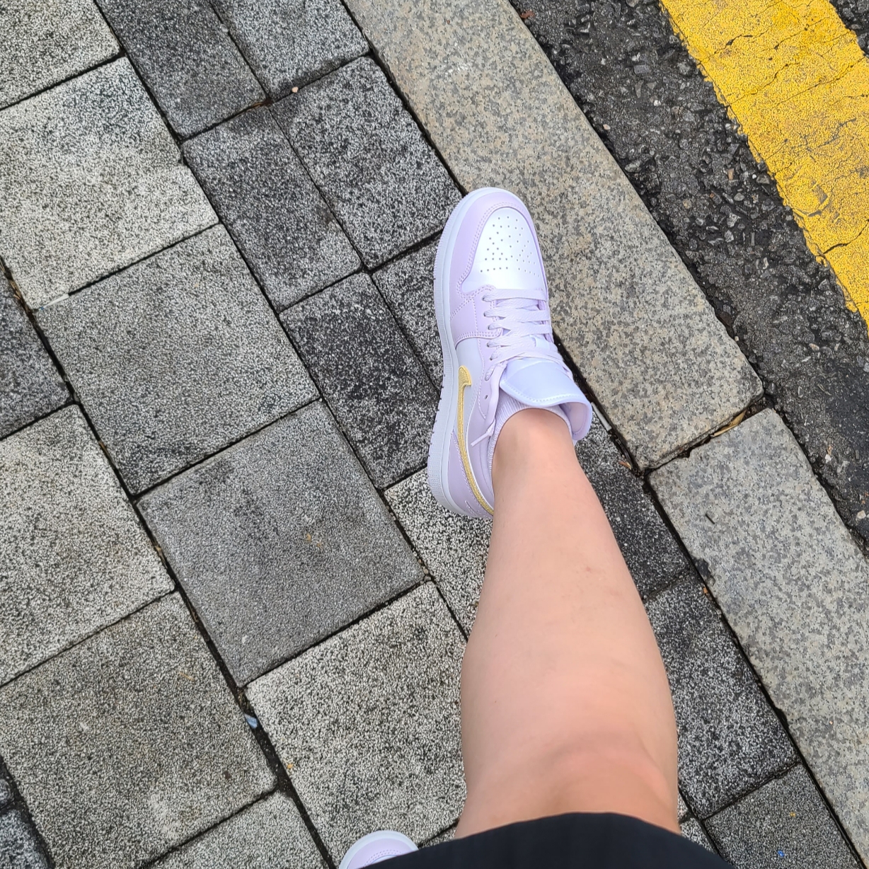 (W) Jordan 1 Low Barely Grape Lemon Wash 착용 스타일 - 2