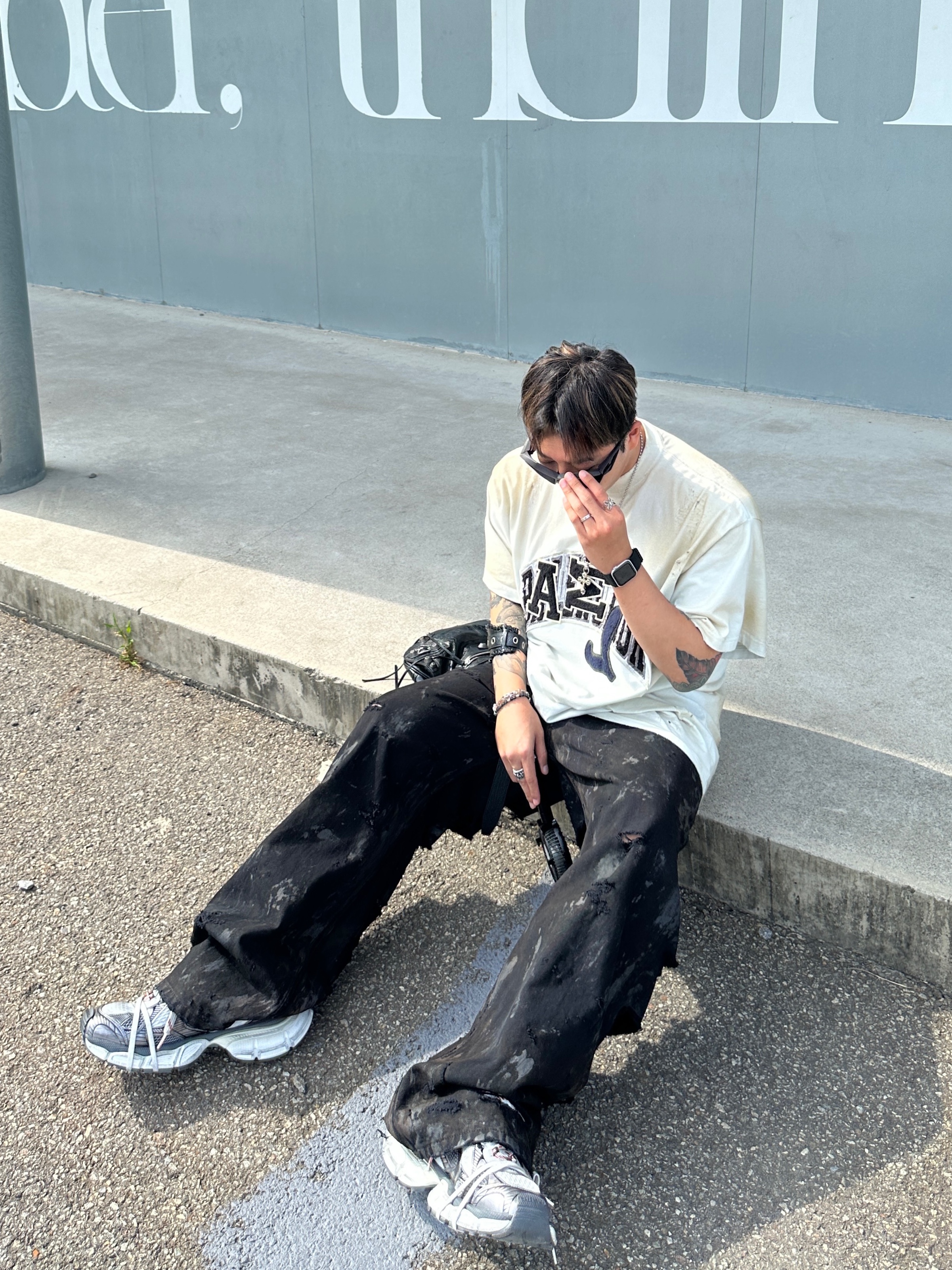 Balenciaga Skater T-Shirt Oversized White, Balenciaga Super Destroyed Baggy Pants Black 착용 스타일 - 2