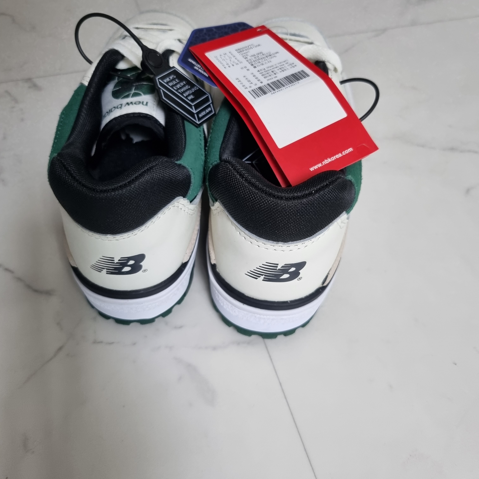 New Balance 550 Sea Salt Green - 2E Wide 착용 스타일 - 2